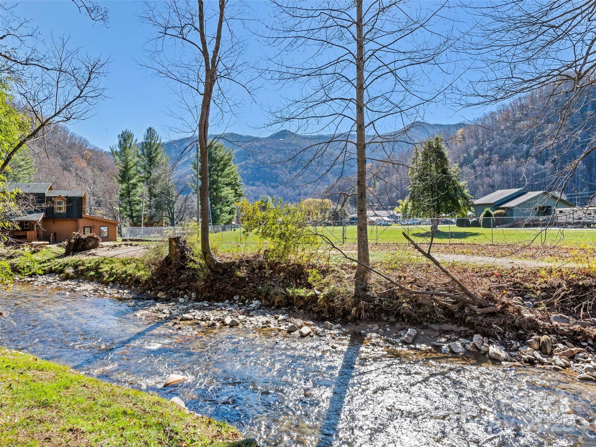 40 Meadows LN, Maggie Valley, NC 28751