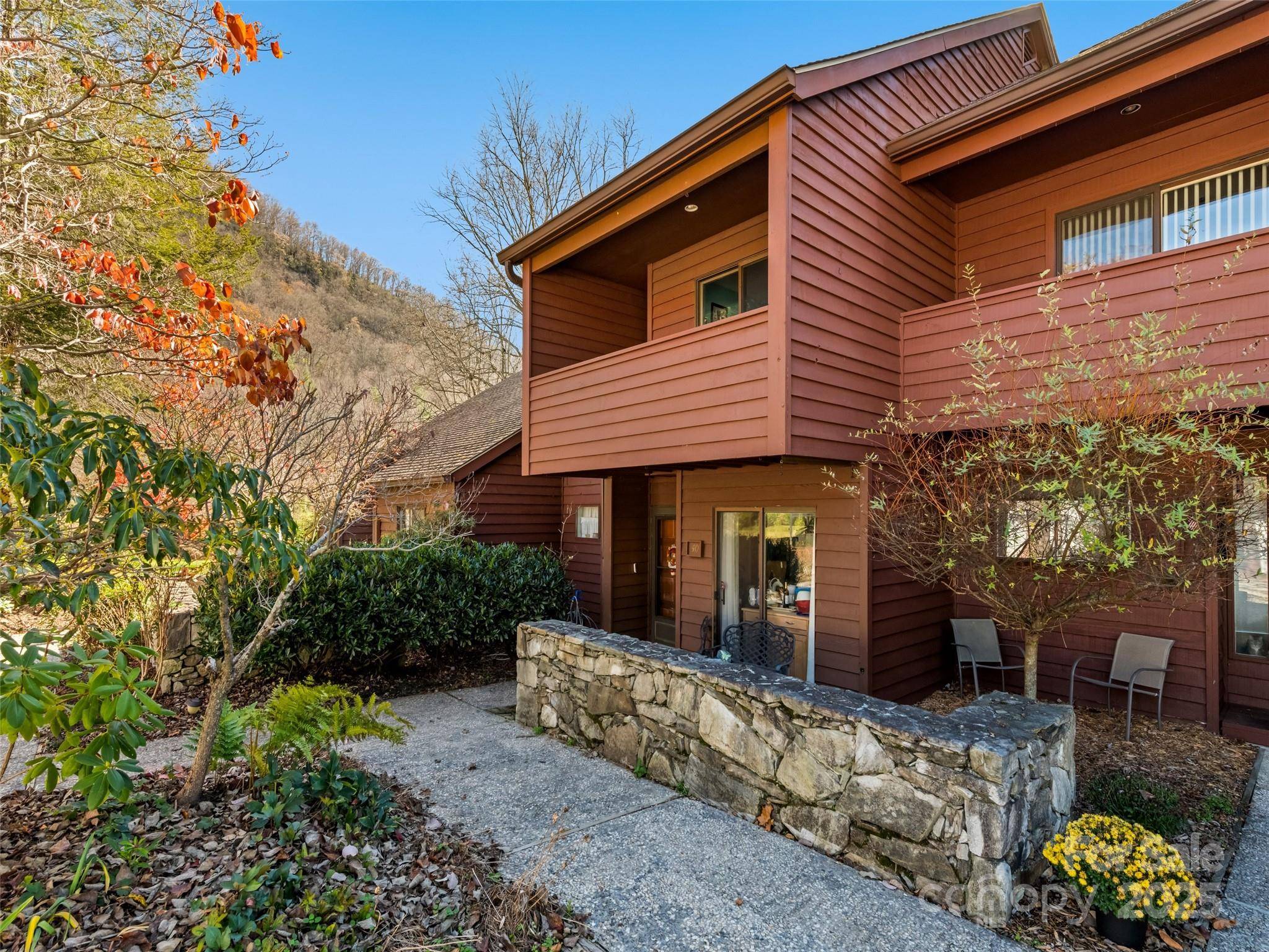40 Meadows LN, Maggie Valley, NC 28751