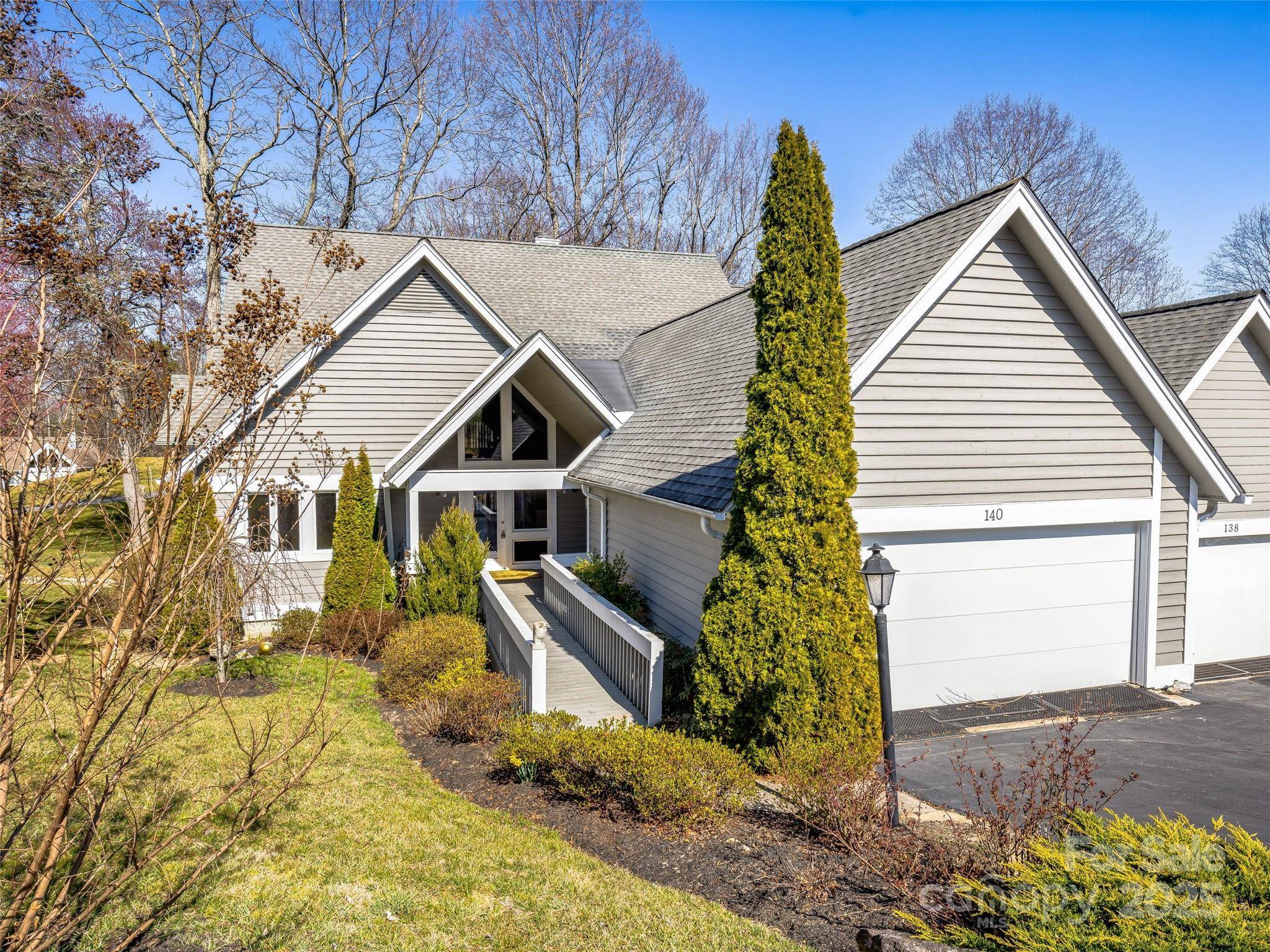 140 Overlook DR, Flat Rock, NC 28731
