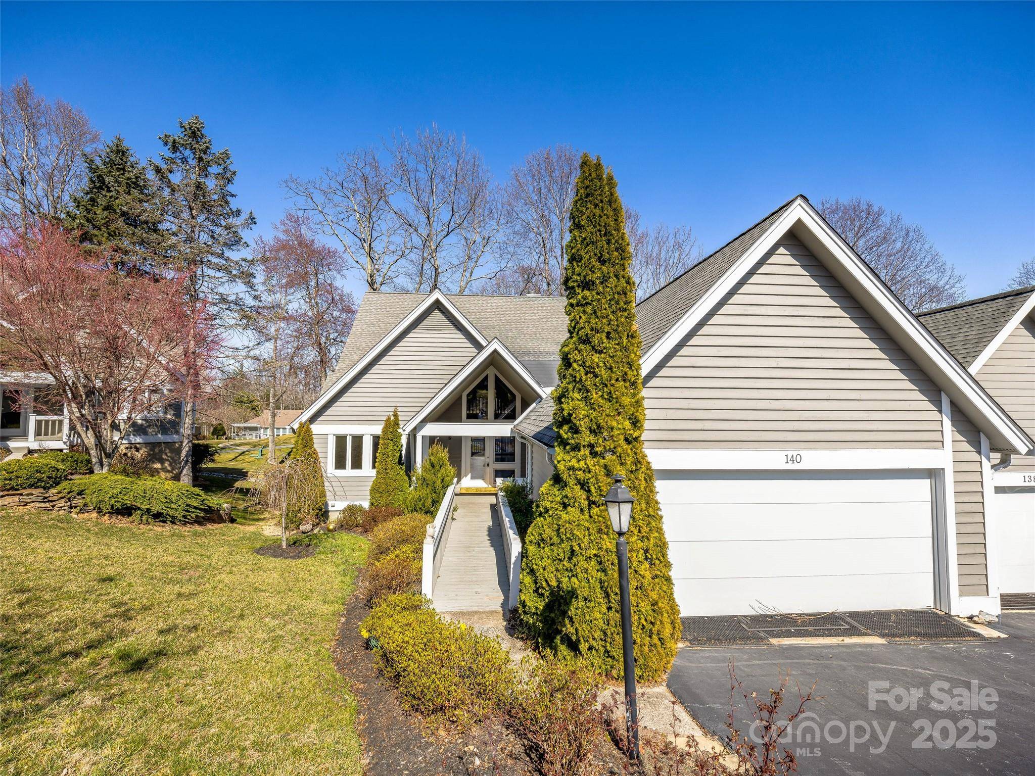 140 Overlook DR, Flat Rock, NC 28731