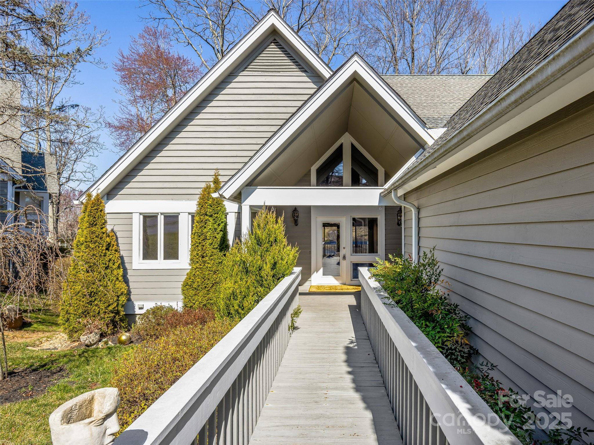 140 Overlook DR, Flat Rock, NC 28731