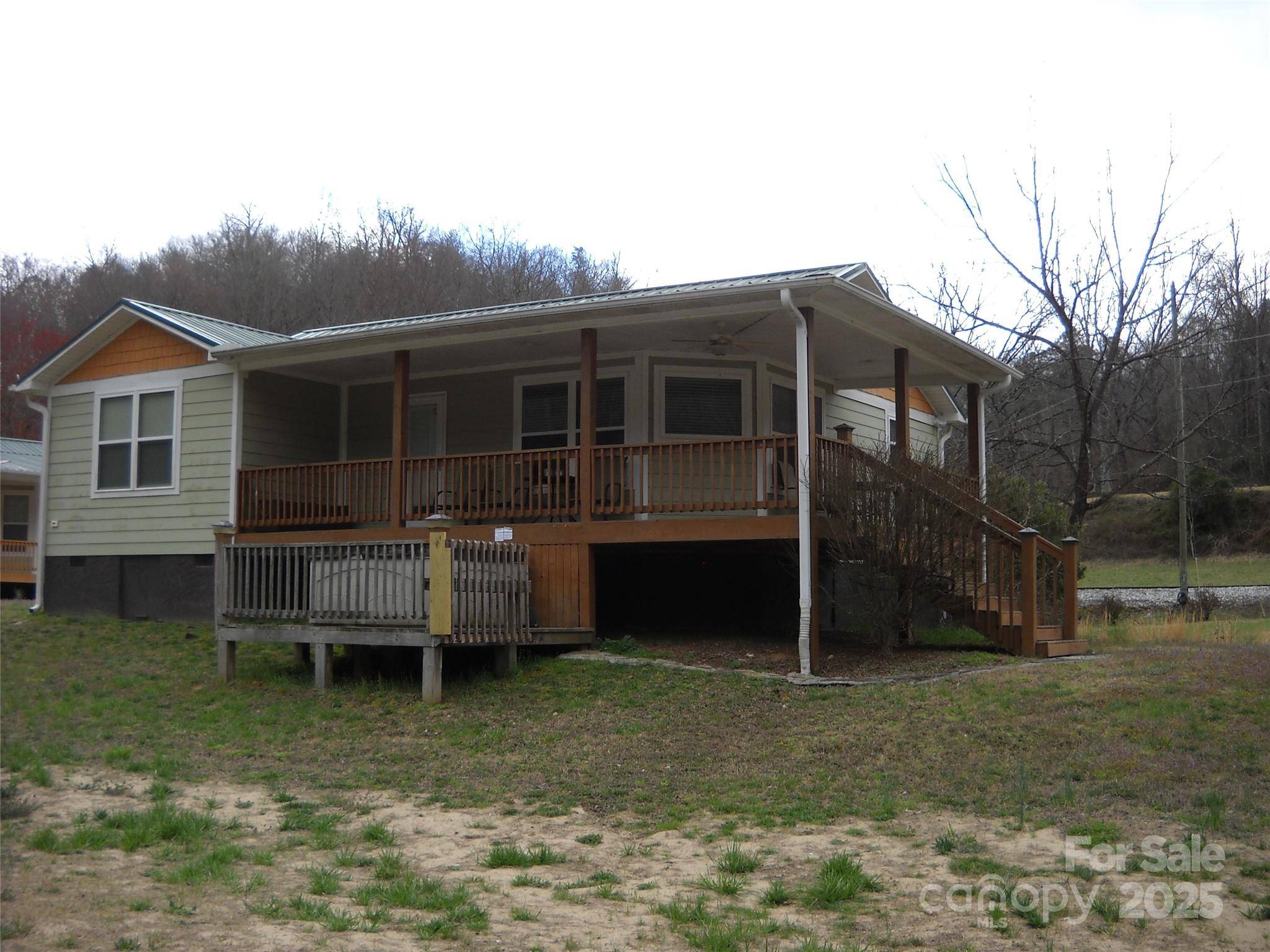 992 Hornet DR, Whittier, NC 28789