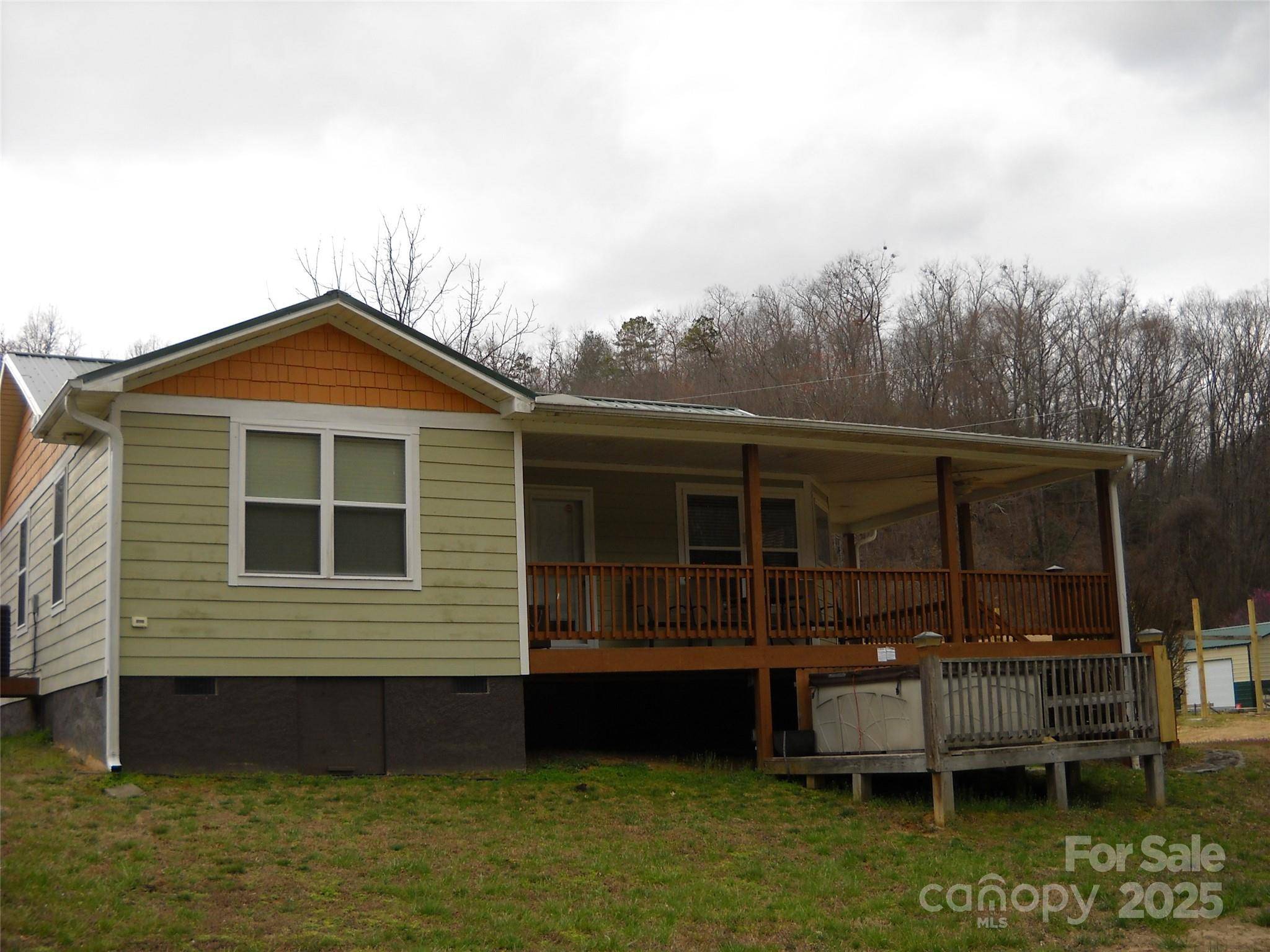 992 Hornet DR, Whittier, NC 28789