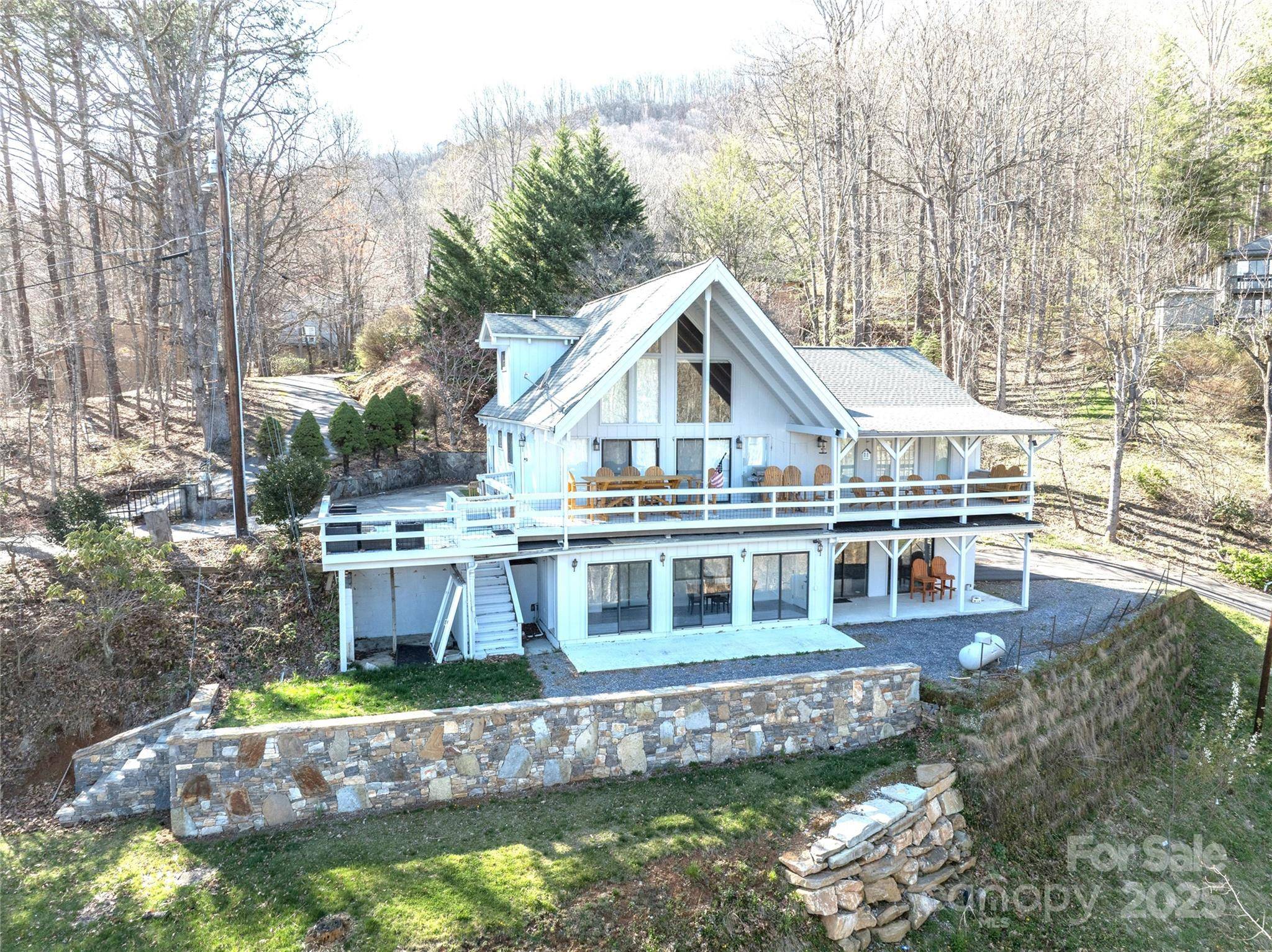 158 Blackberry LN, Maggie Valley, NC 28751
