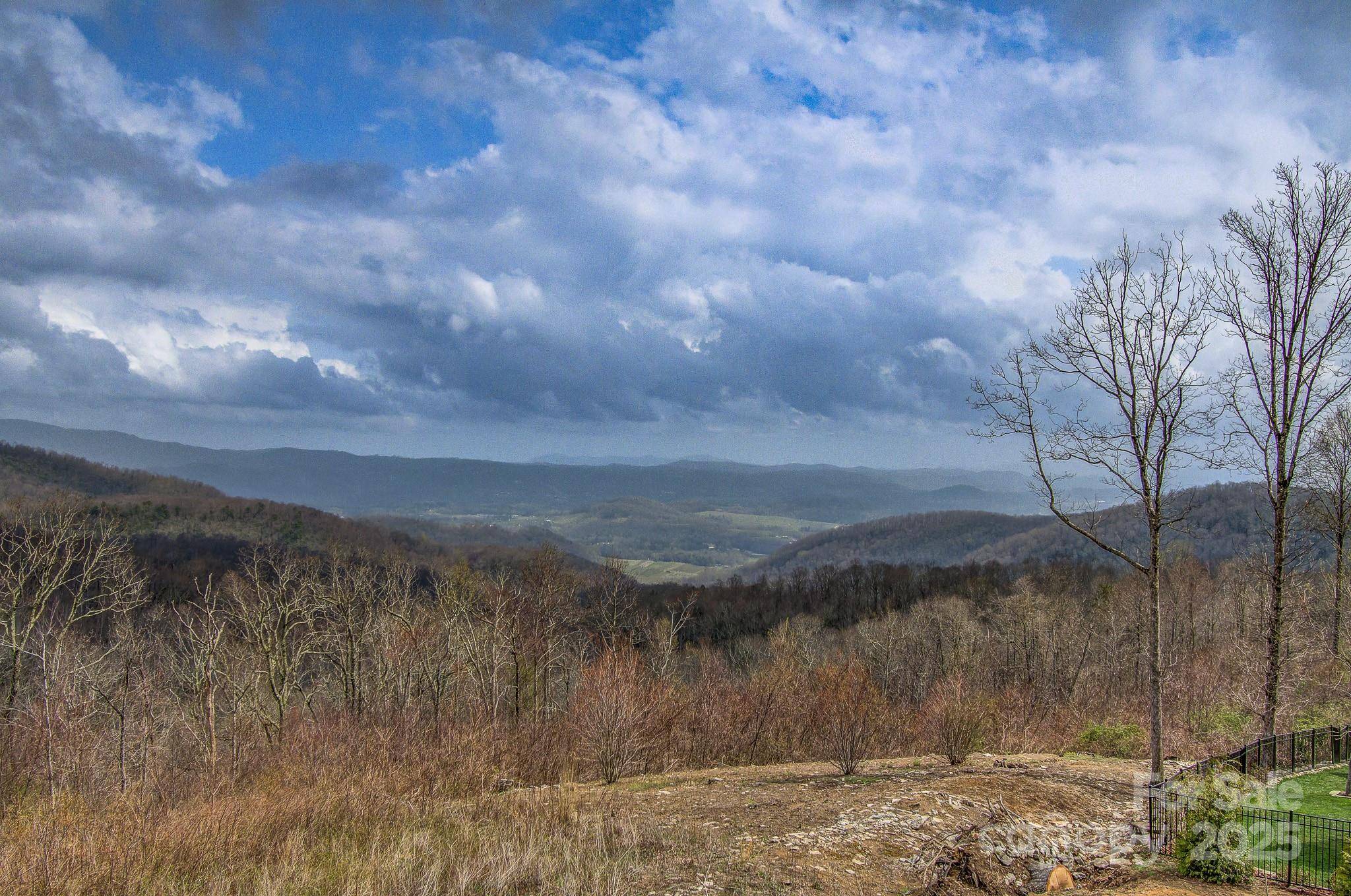 475 Dancing Bear DR, Hendersonville, NC 28792