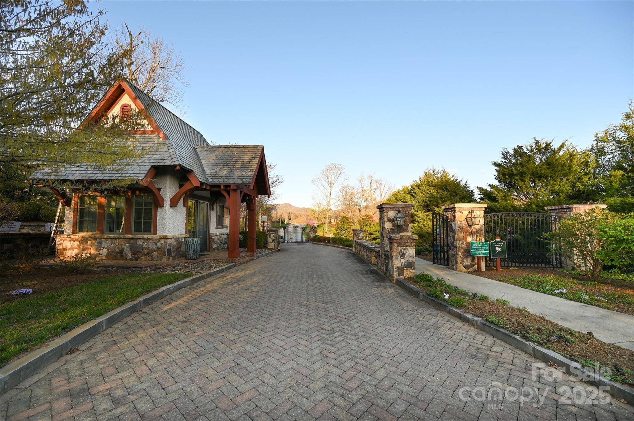 64 French Willow DR, Asheville, NC 28804