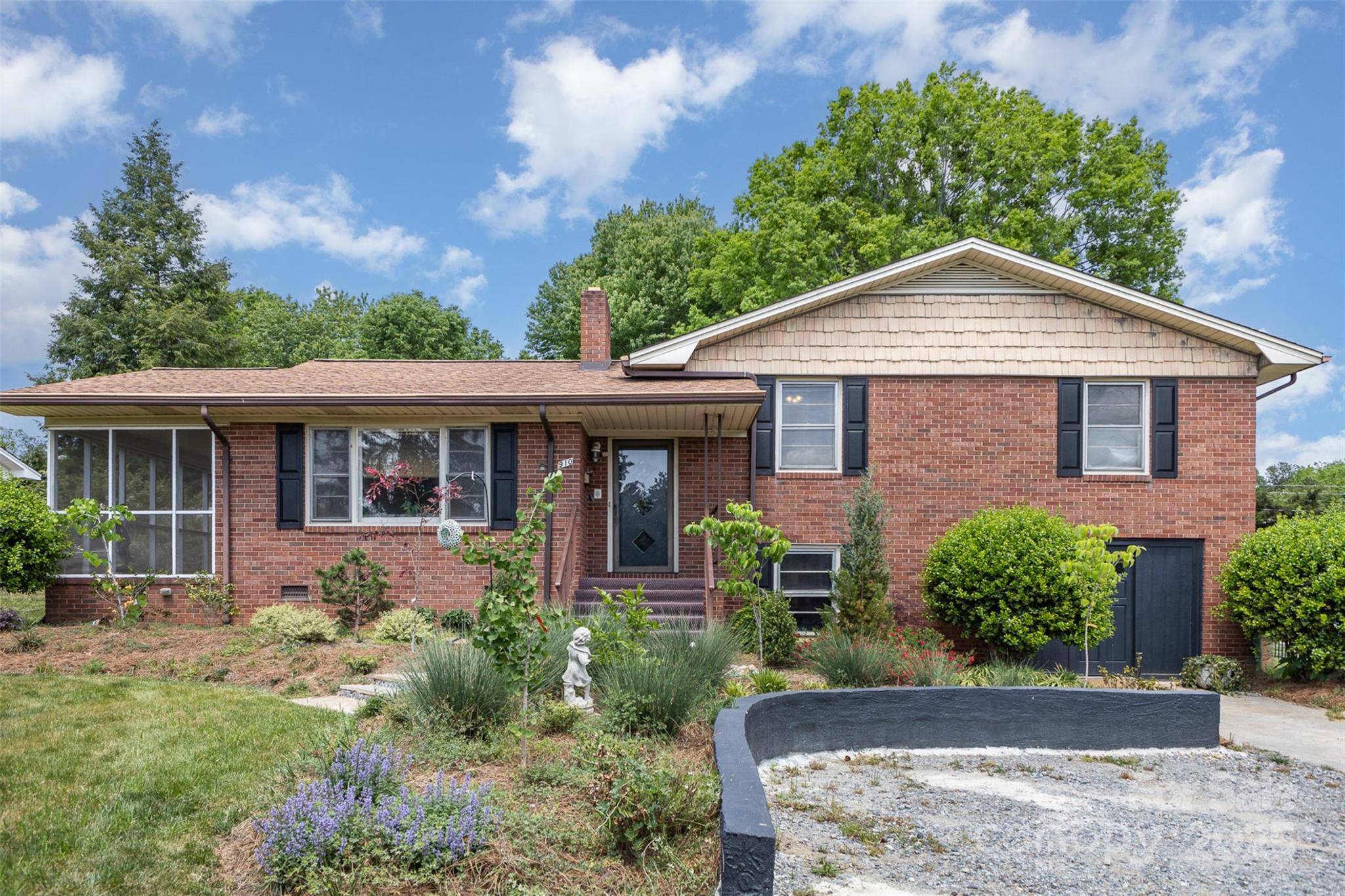 910 E Center AVE, Mooresville, NC 28115