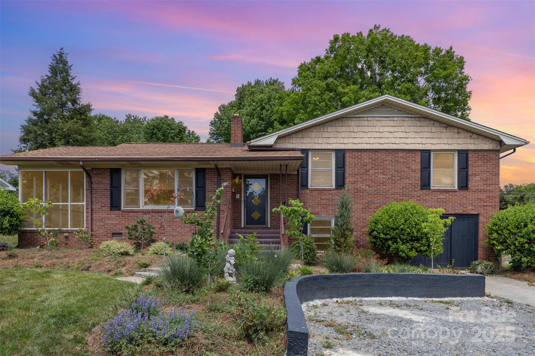 910 E Center AVE, Mooresville, NC 28115