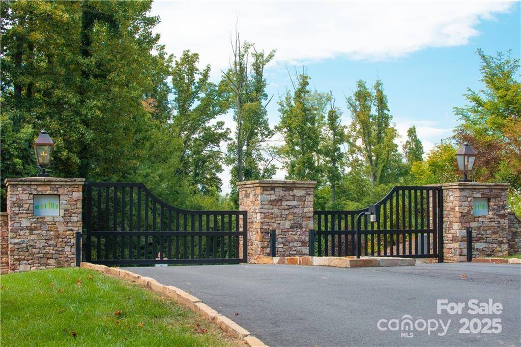 17 Franklin Trace DR #17, Asheville, NC 28804