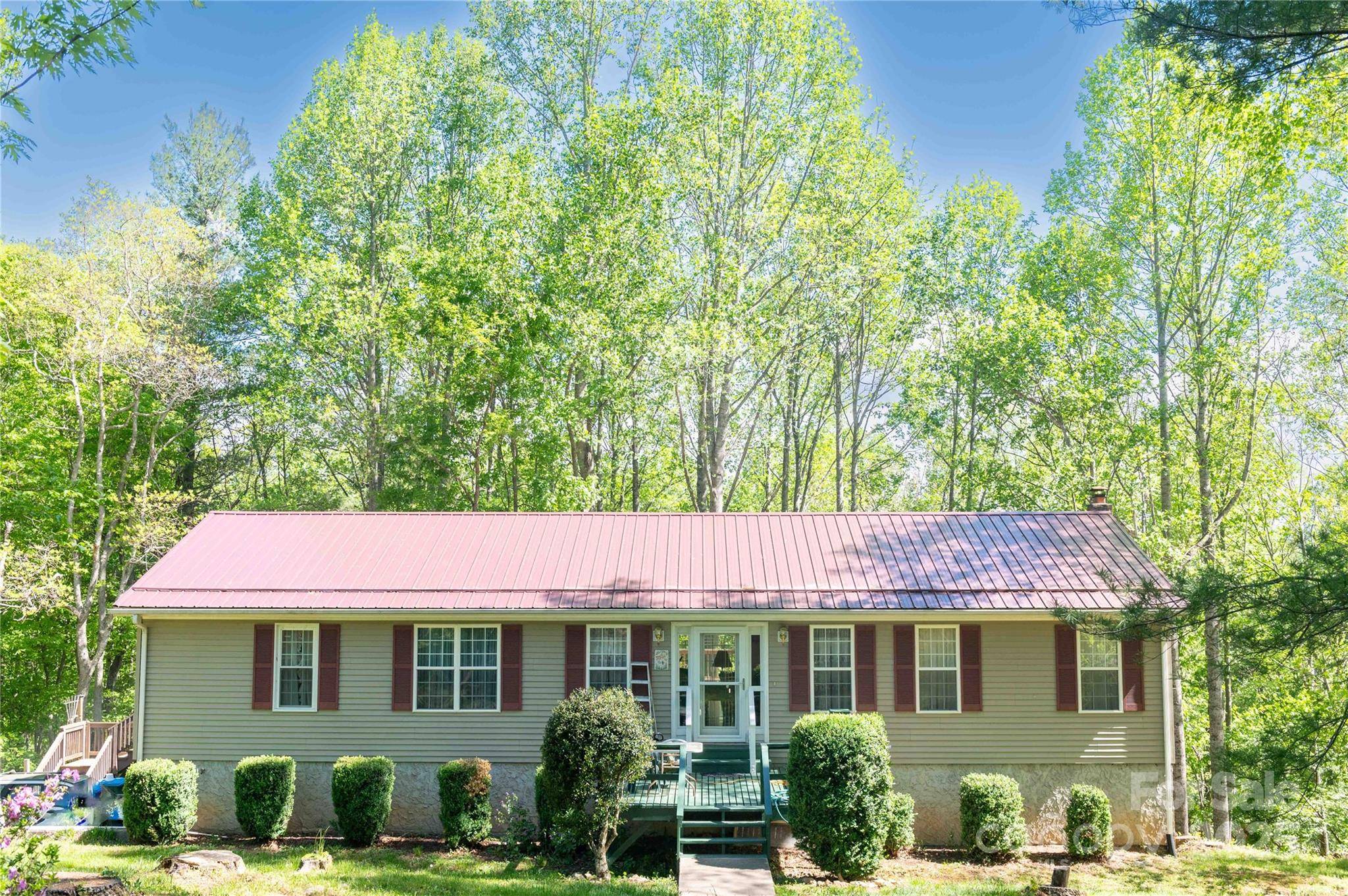 120 Powderhorn DR, Burnsville, NC 28714