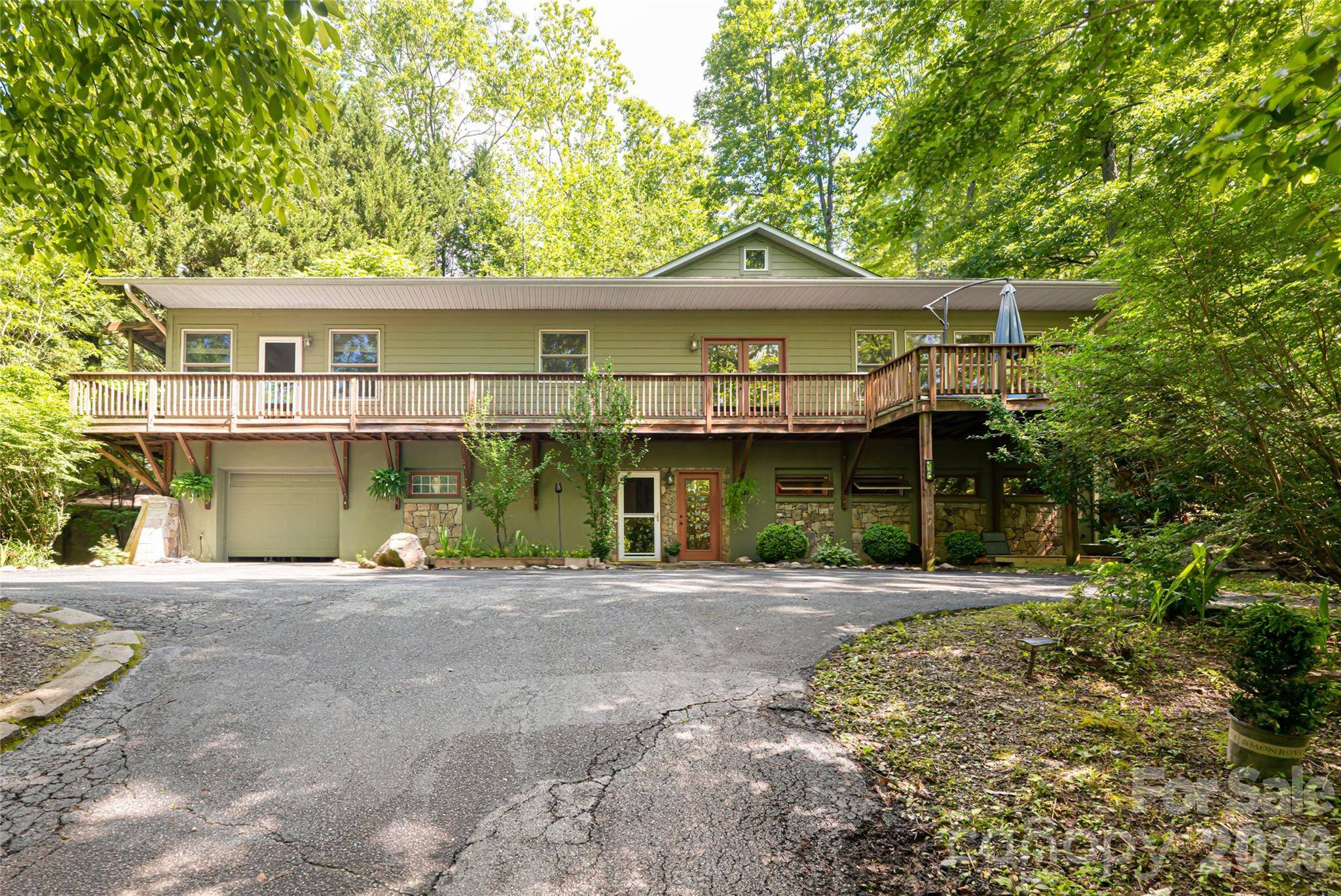 75 Cougar LN, Saluda, NC 28773