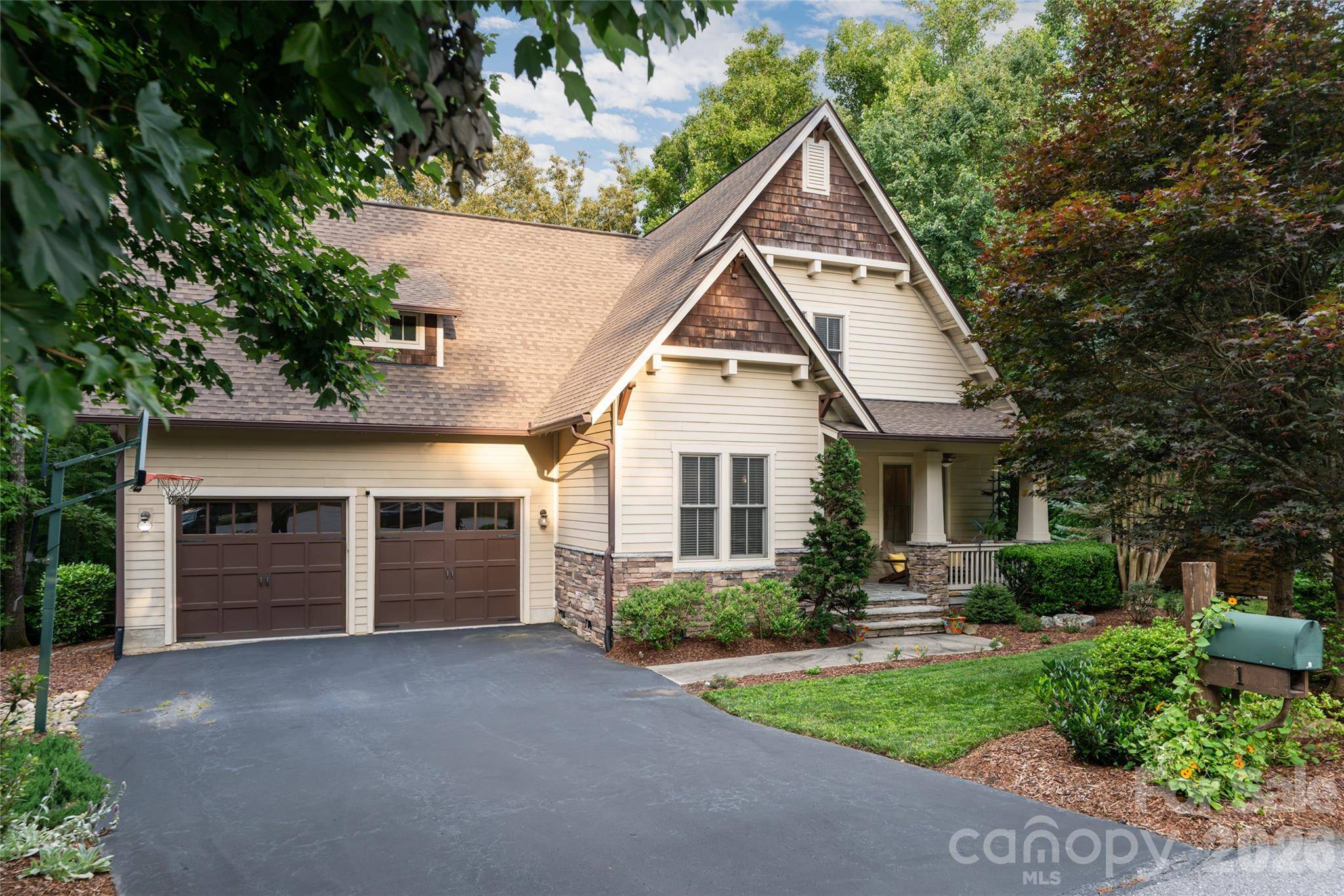 1 East Owl Creek LN, Fairview, NC 28730