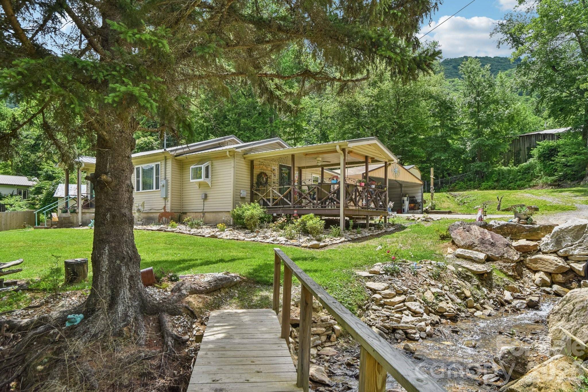 19 Lockman RD, Maggie Valley, NC 28751