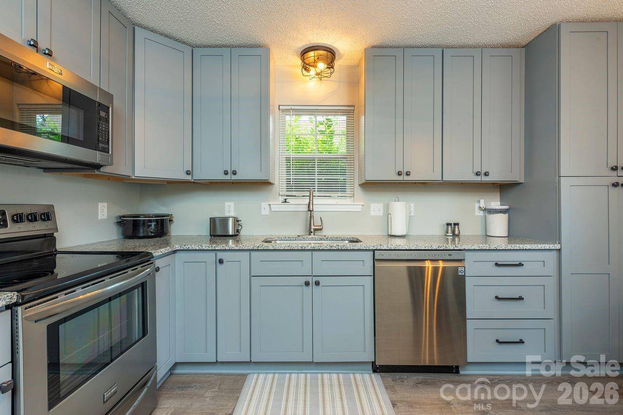 1303 Hyde Park DR, Asheville, NC 28806