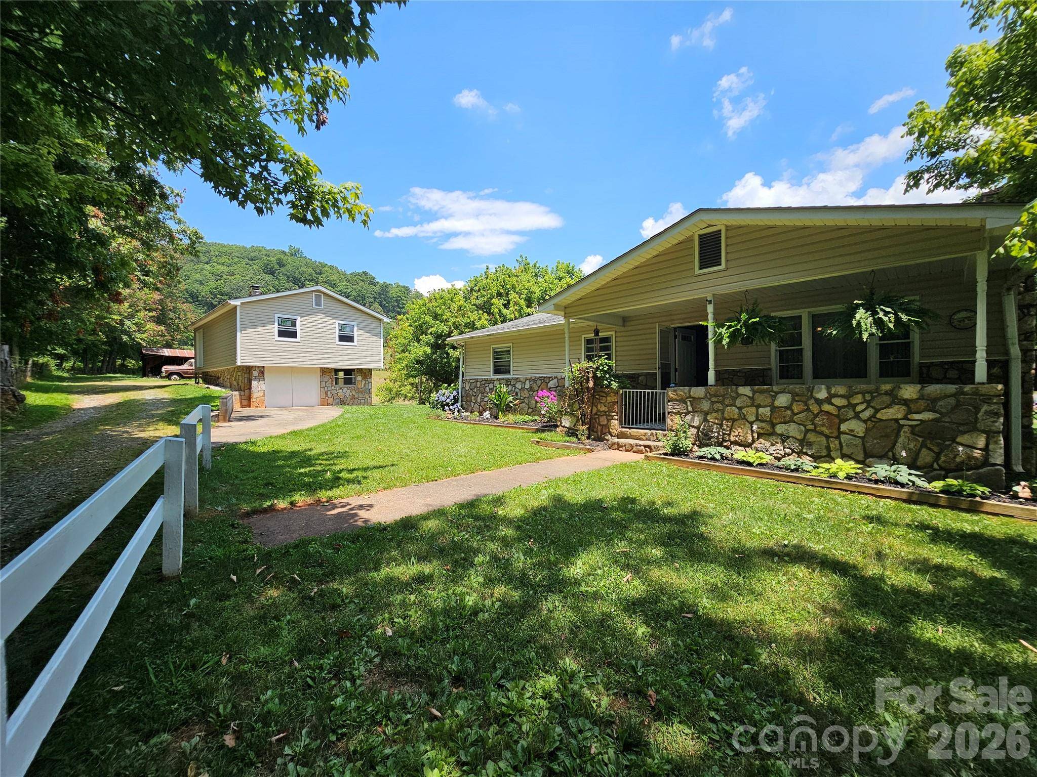 560 Bailey Mountain RD, Mars Hill, NC 28754
