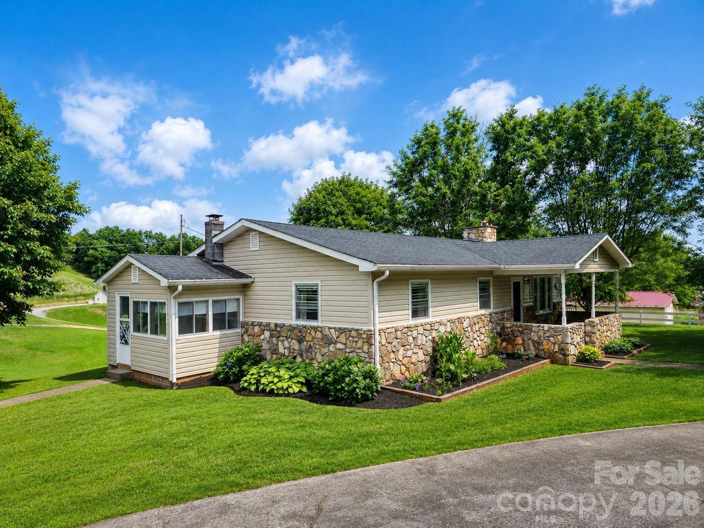 560 Bailey Mountain RD, Mars Hill, NC 28754