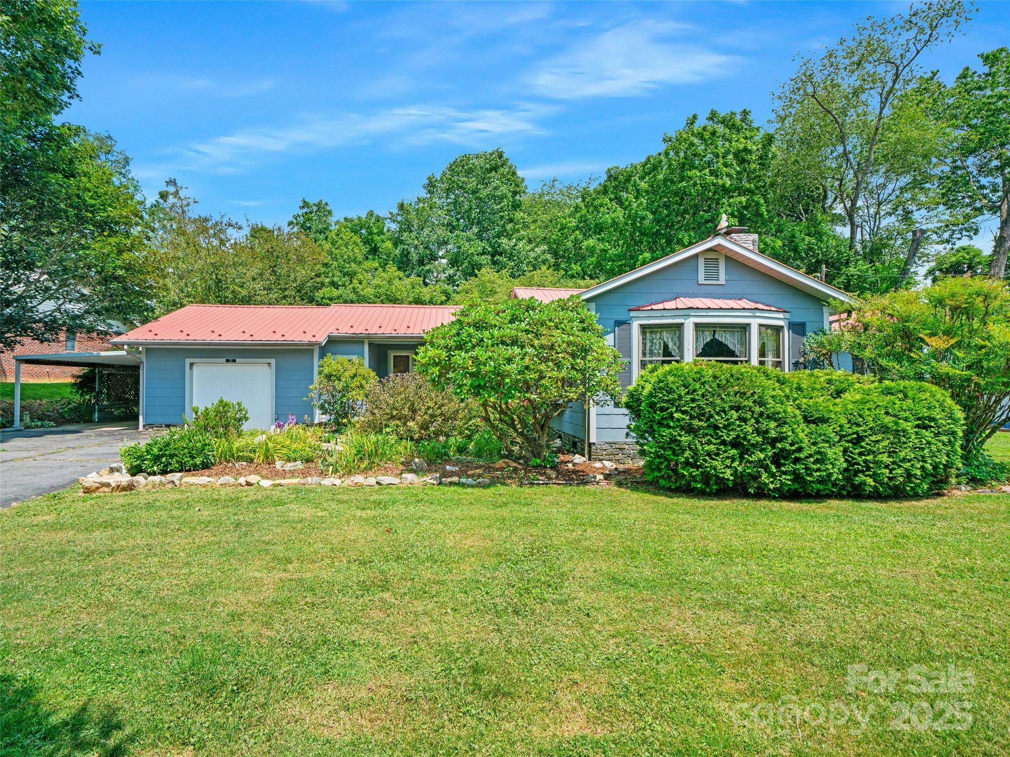 12 Robertson ST, Burnsville, NC 28714