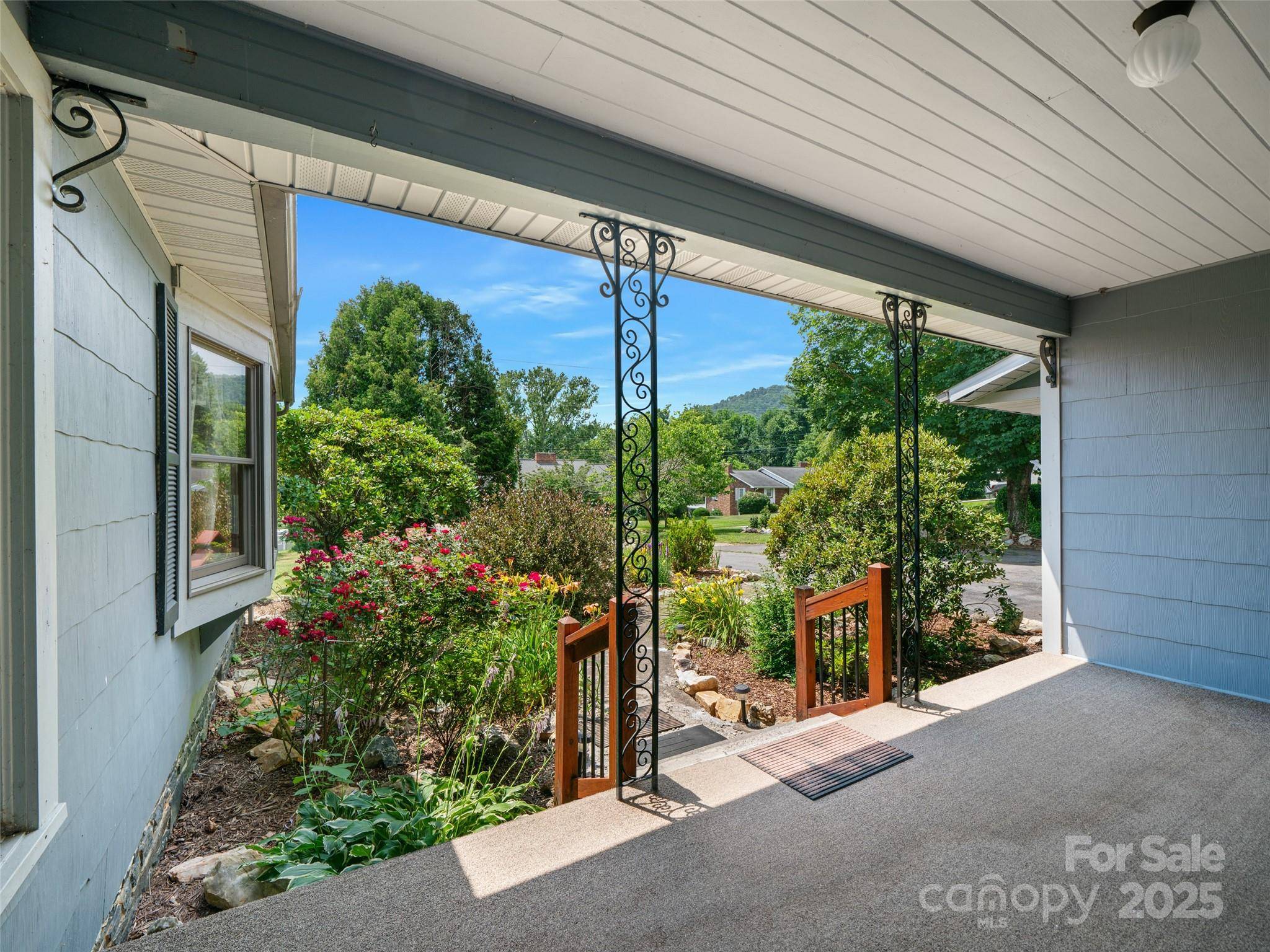 12 Robertson ST, Burnsville, NC 28714