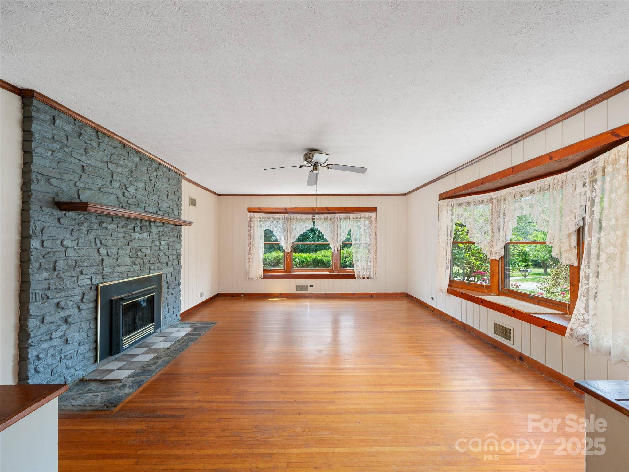 12 Robertson ST, Burnsville, NC 28714