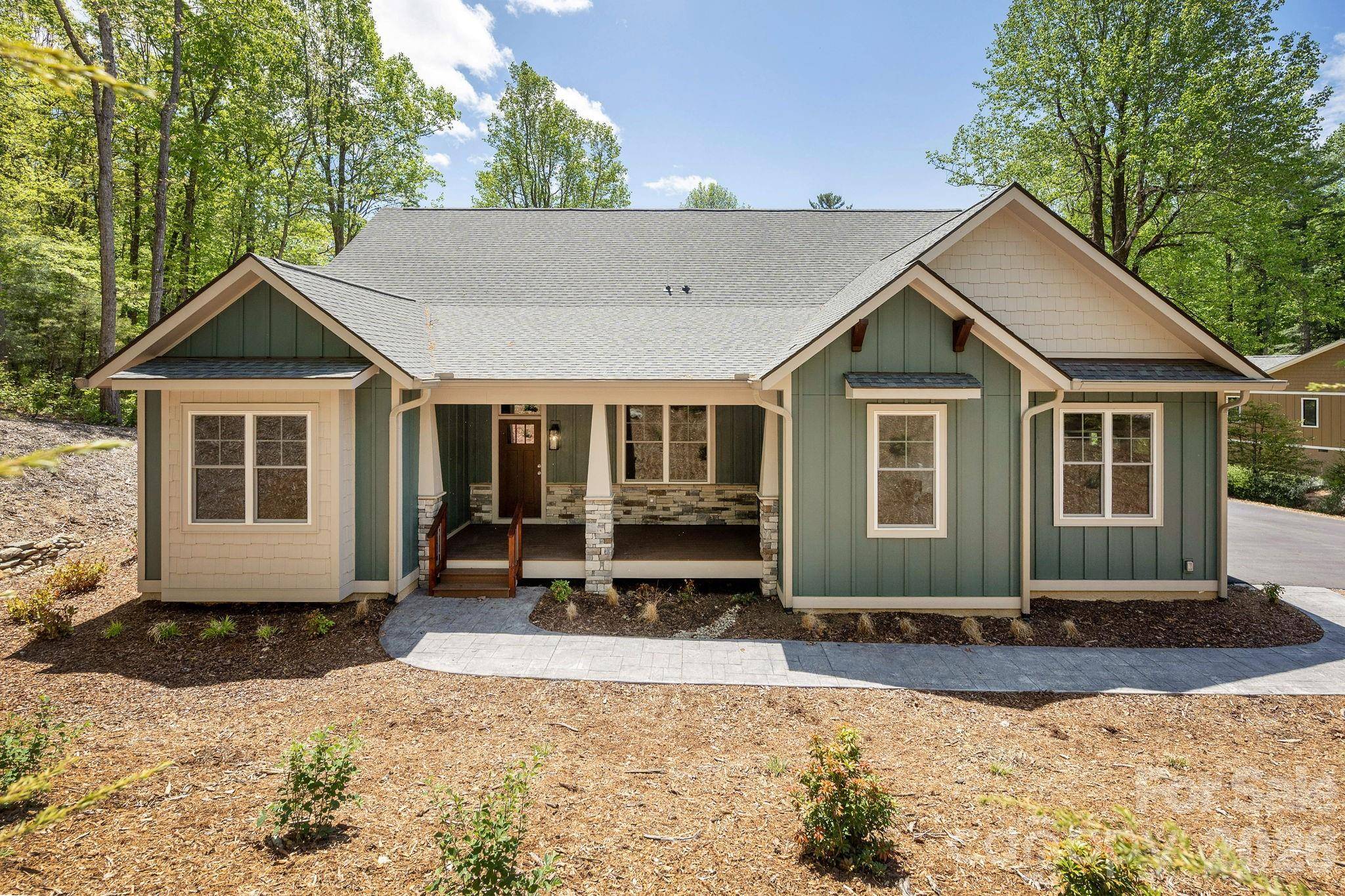 634 Hollybrook DR, Flat Rock, NC 28731