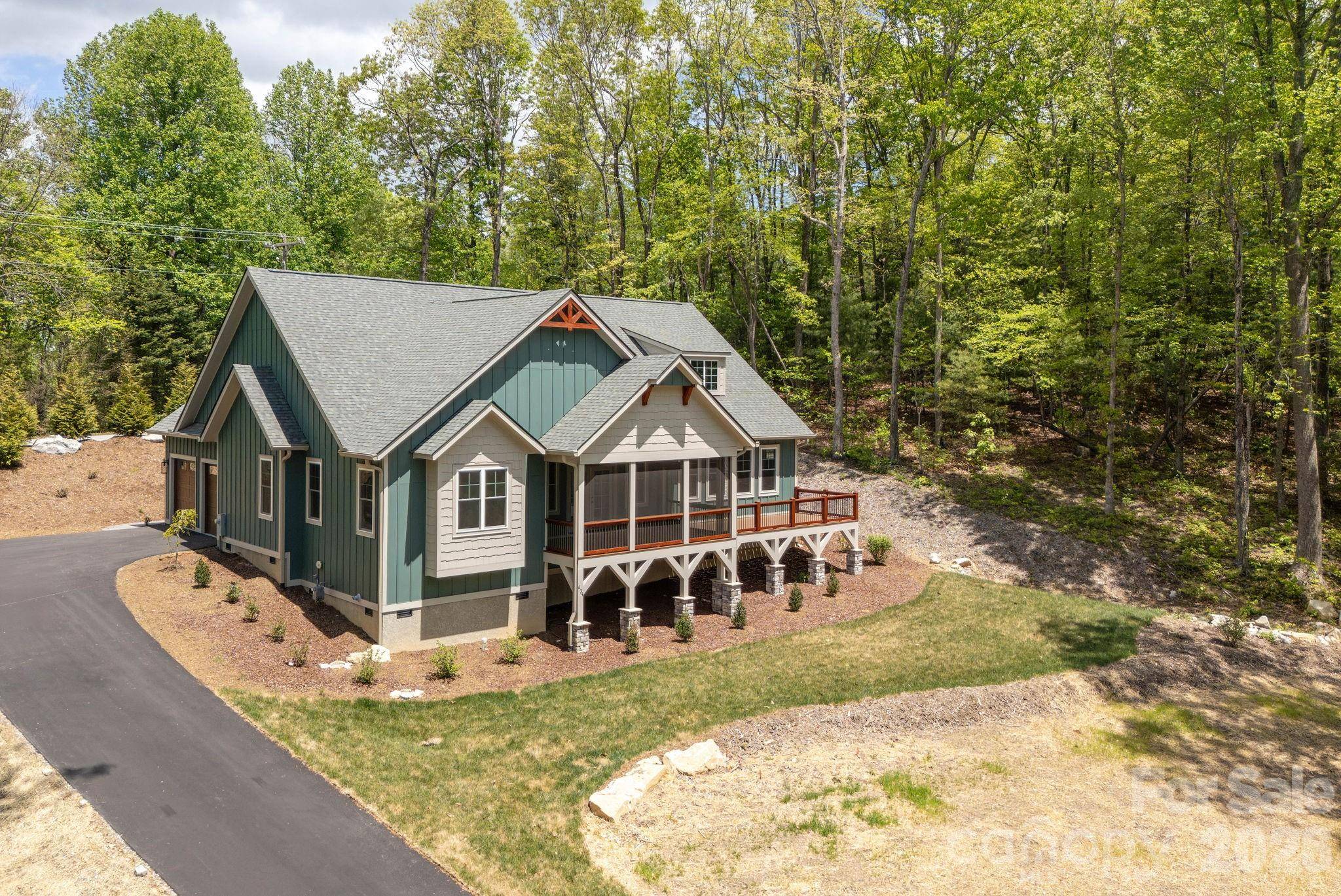 634 Hollybrook DR, Flat Rock, NC 28731