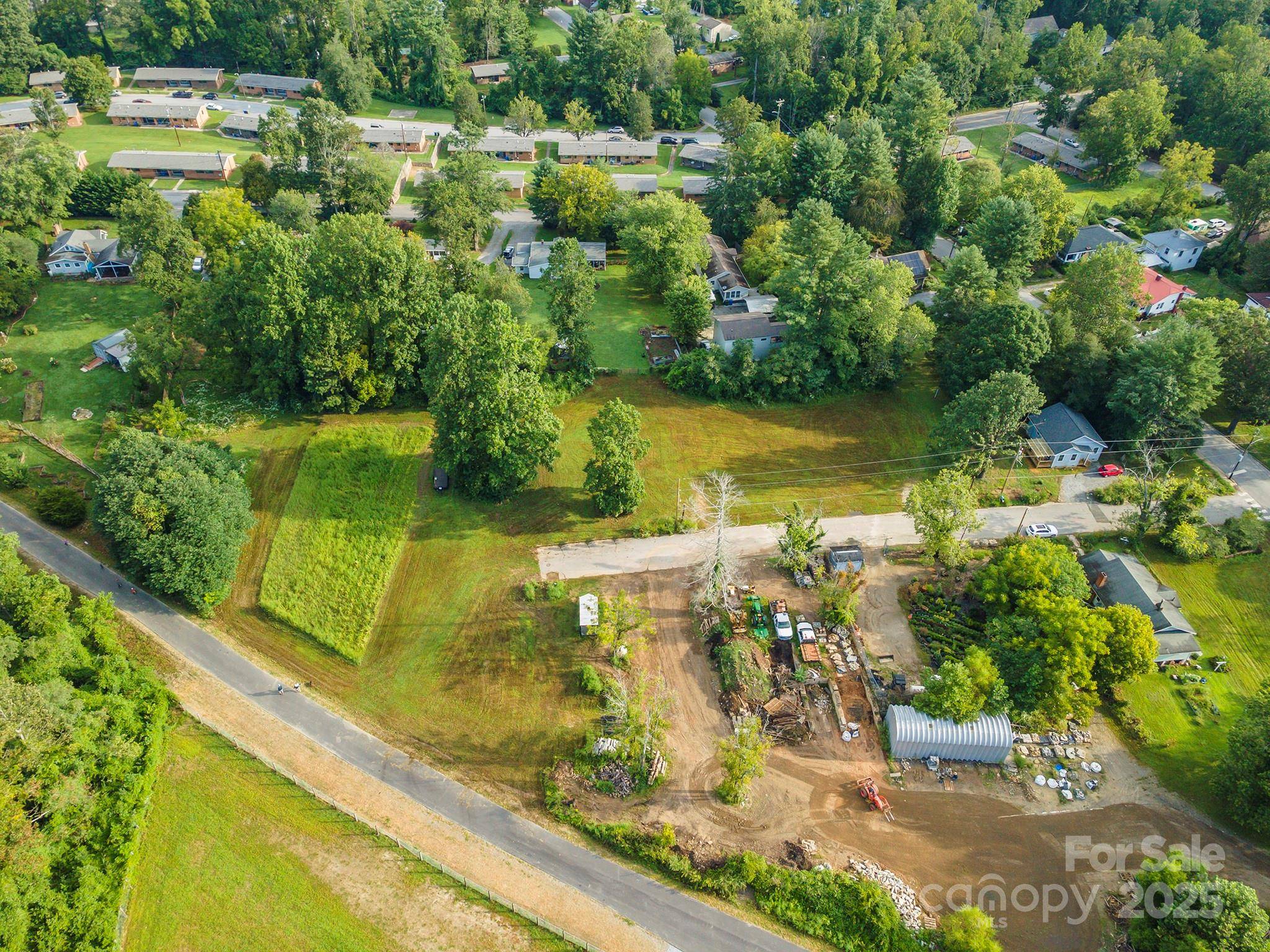 99999 Dale ST, Hendersonville, NC 28792