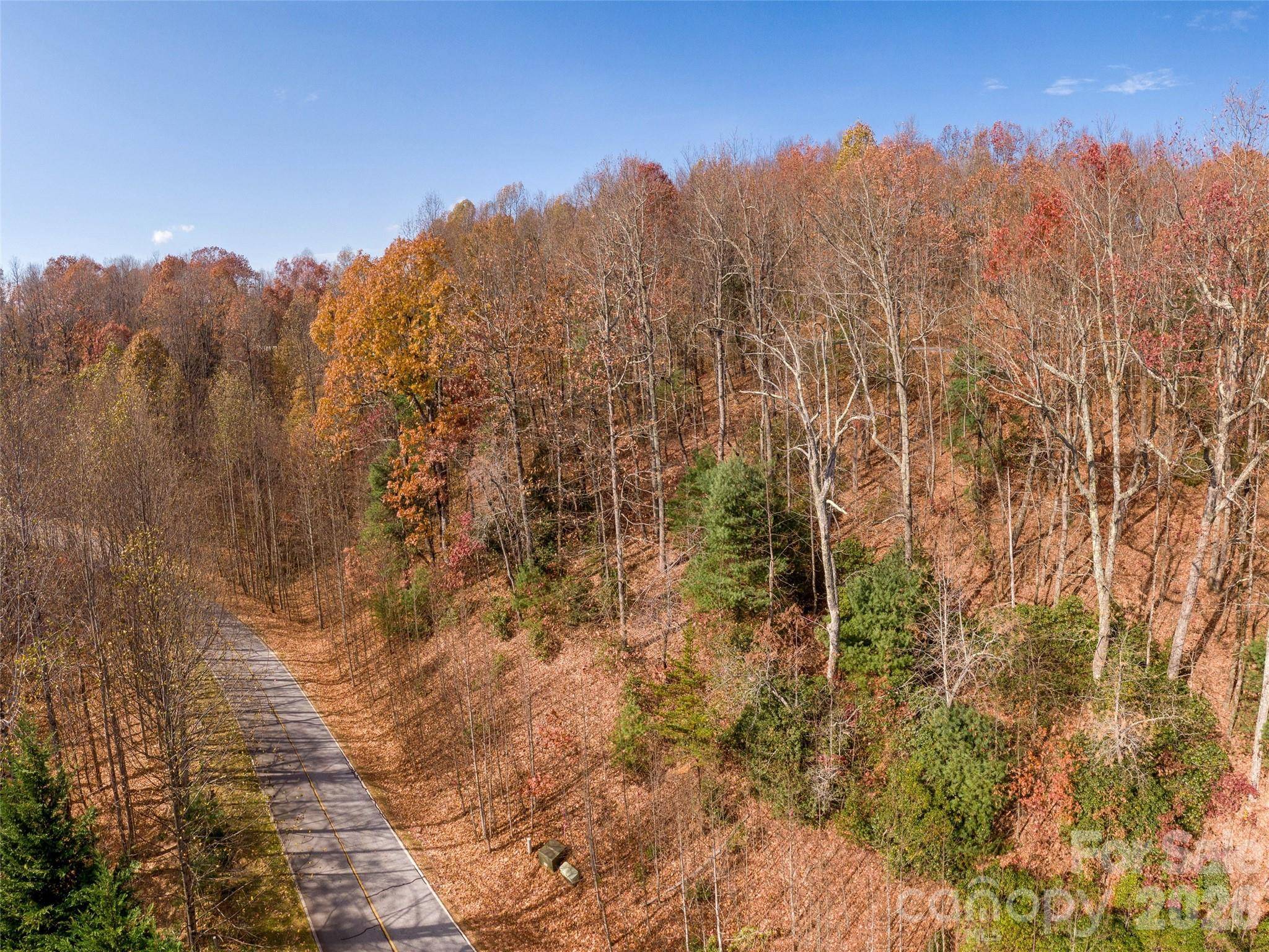 128 Pinnacle Peak LN, Flat Rock, NC 28731