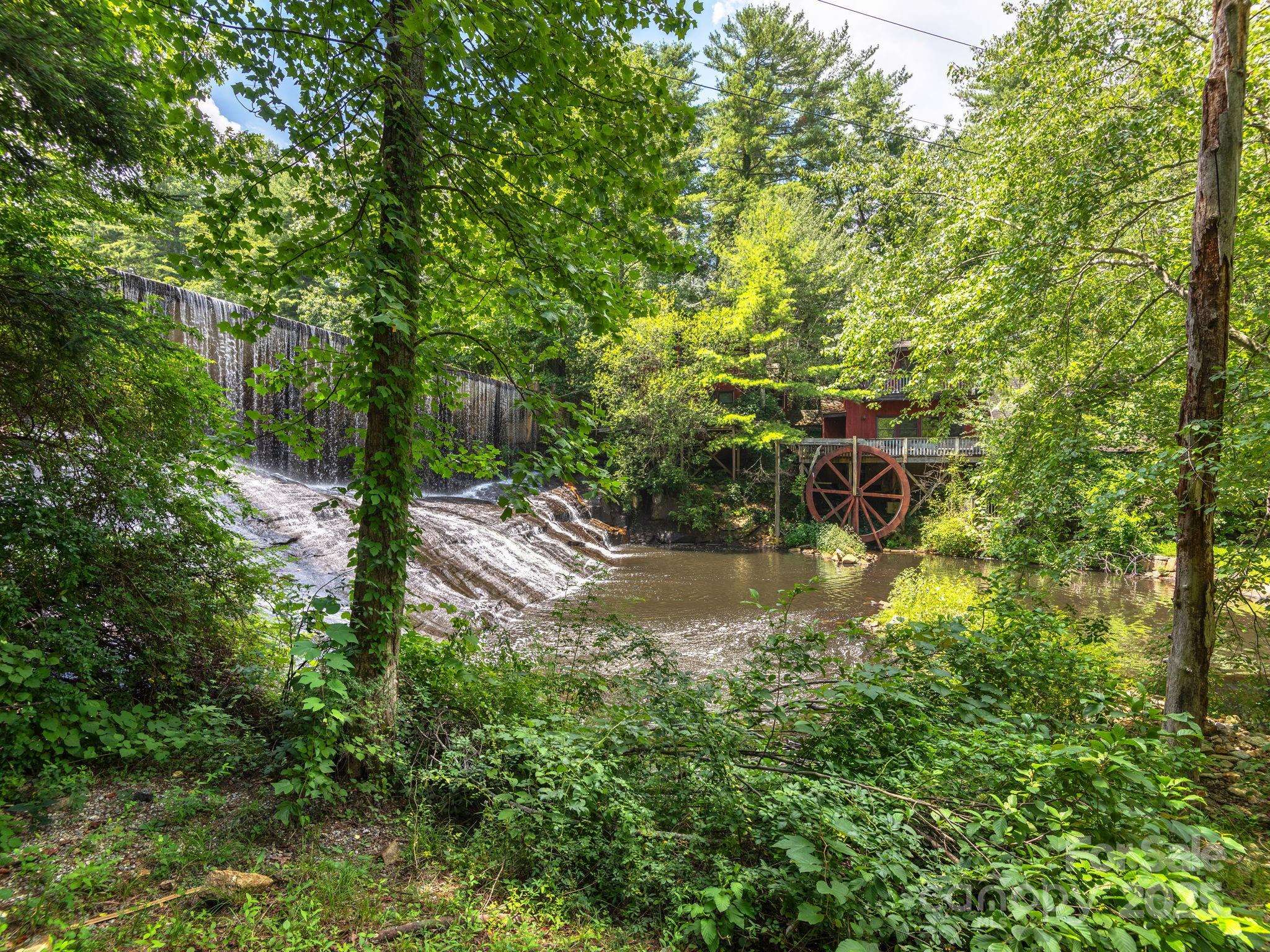 447 Lily Pad LN, Flat Rock, NC 28731