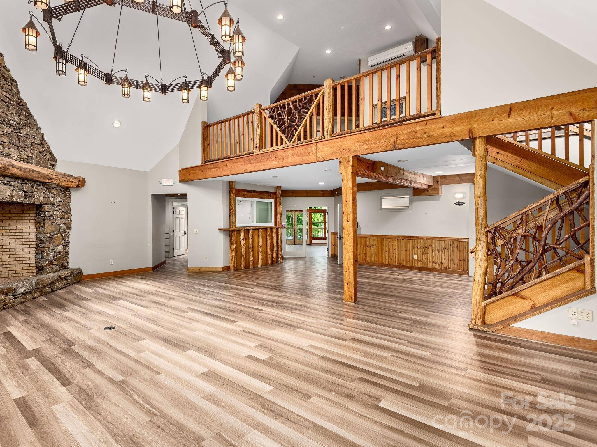 447 Lily Pad LN, Flat Rock, NC 28731