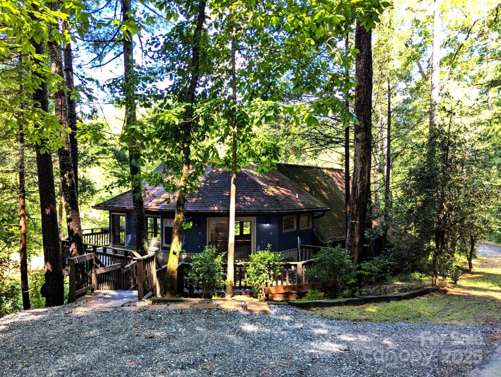 447 Lily Pad LN, Flat Rock, NC 28731