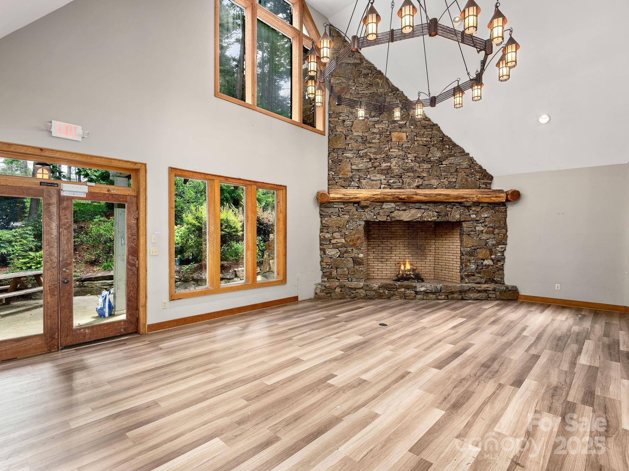 447 Lily Pad LN, Flat Rock, NC 28731