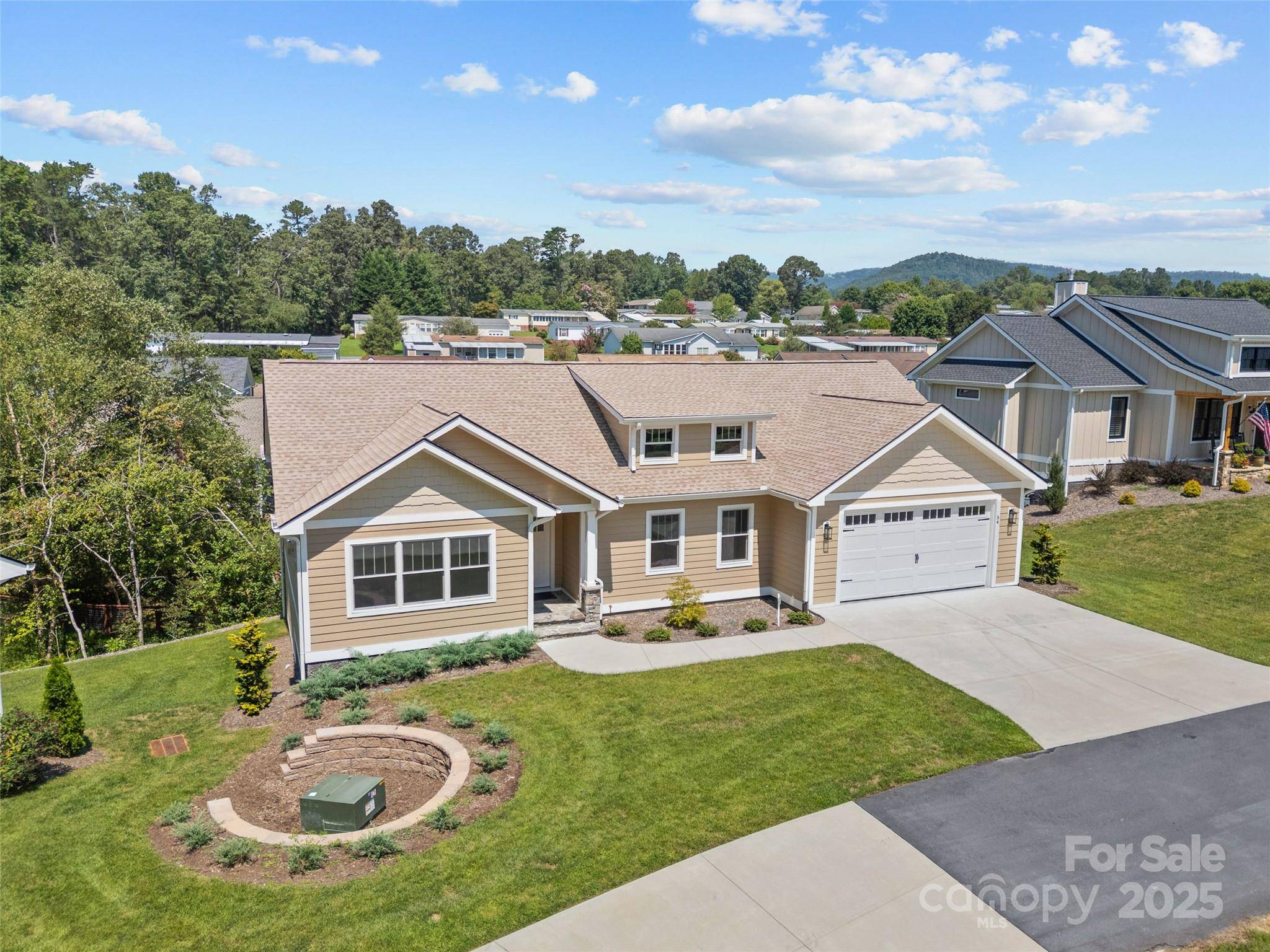 54 Olde Oak LN, Hendersonville, NC 28792