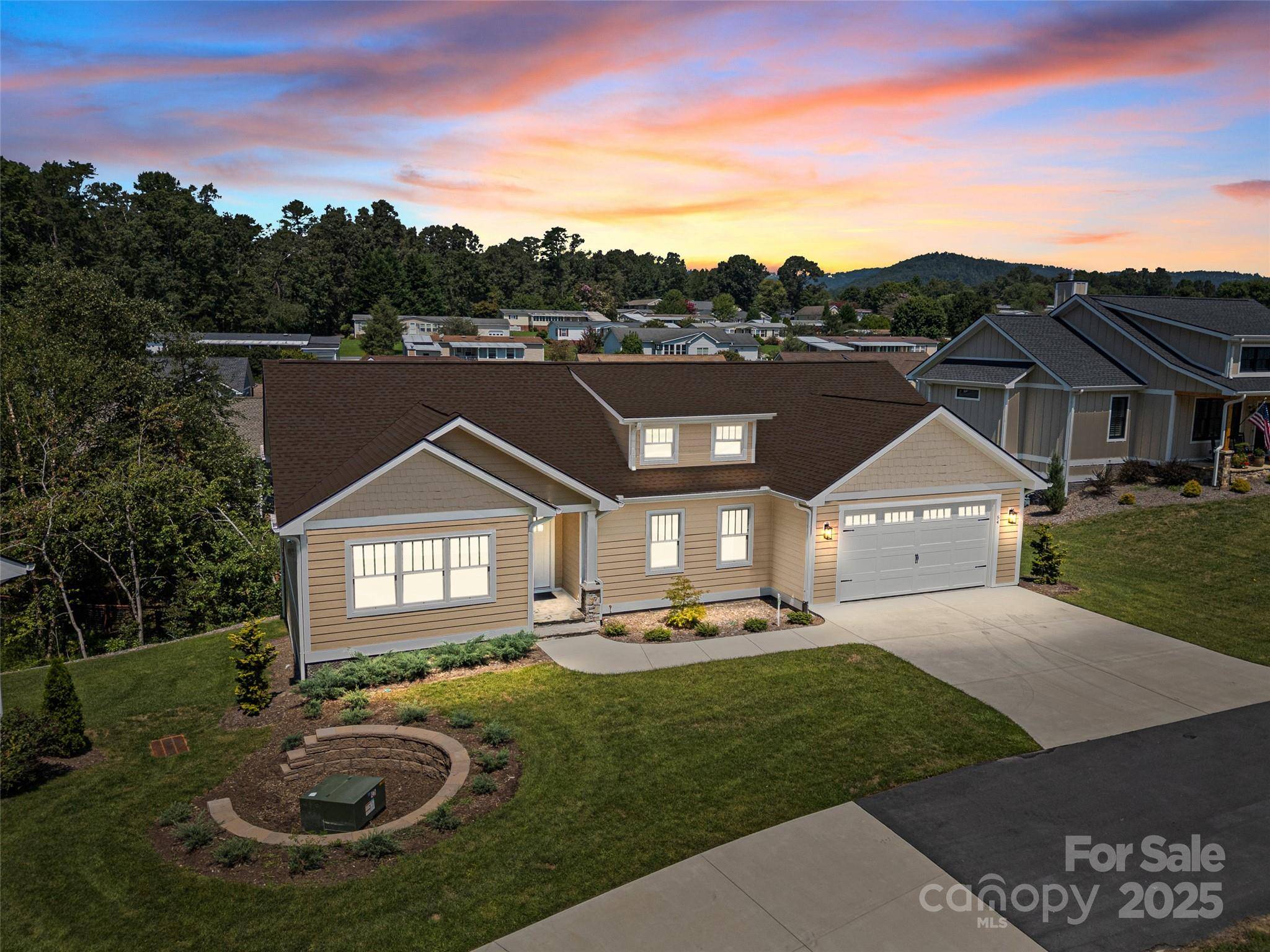 54 Olde Oak LN, Hendersonville, NC 28792