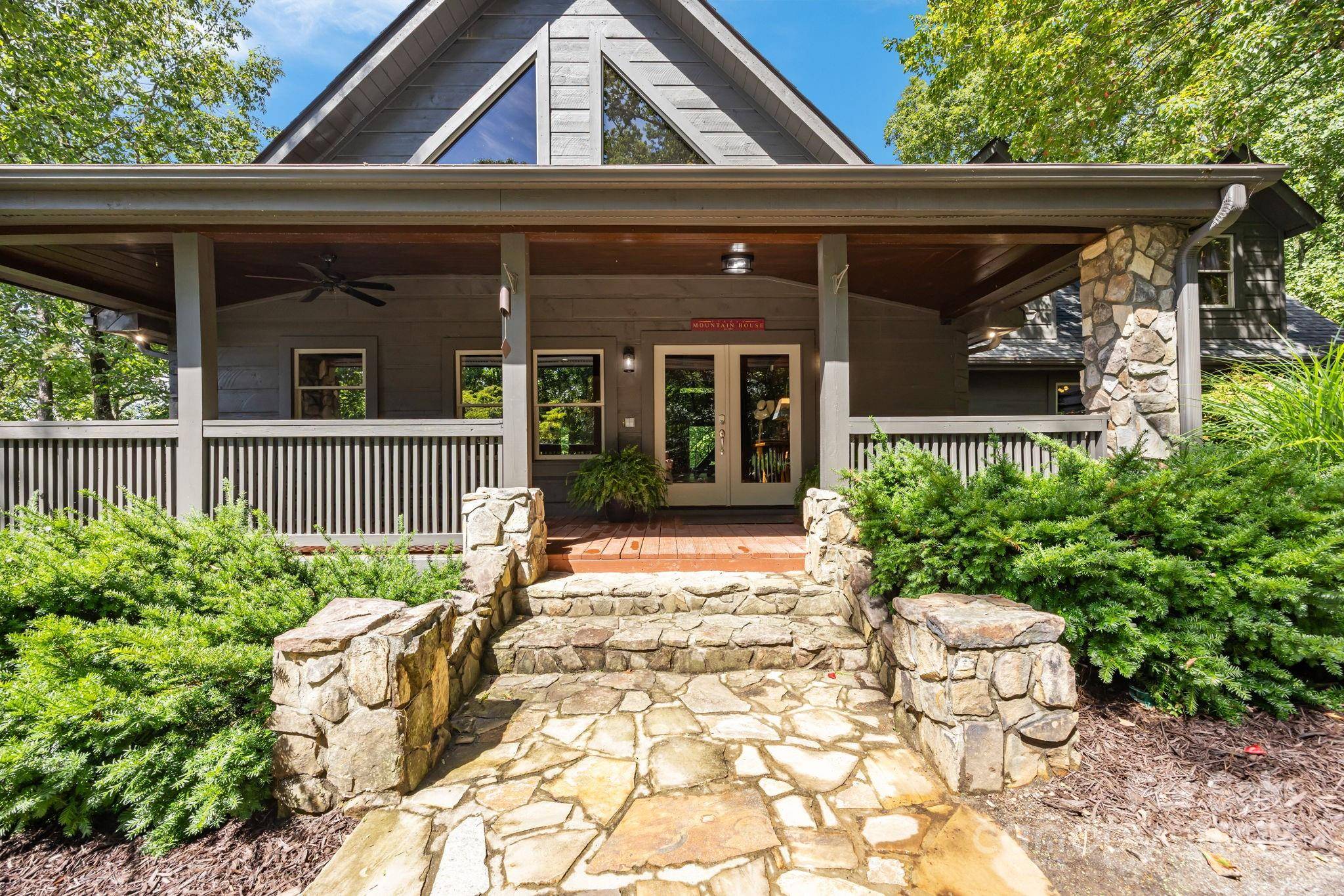 670 Barber RD, Zirconia, NC 28790
