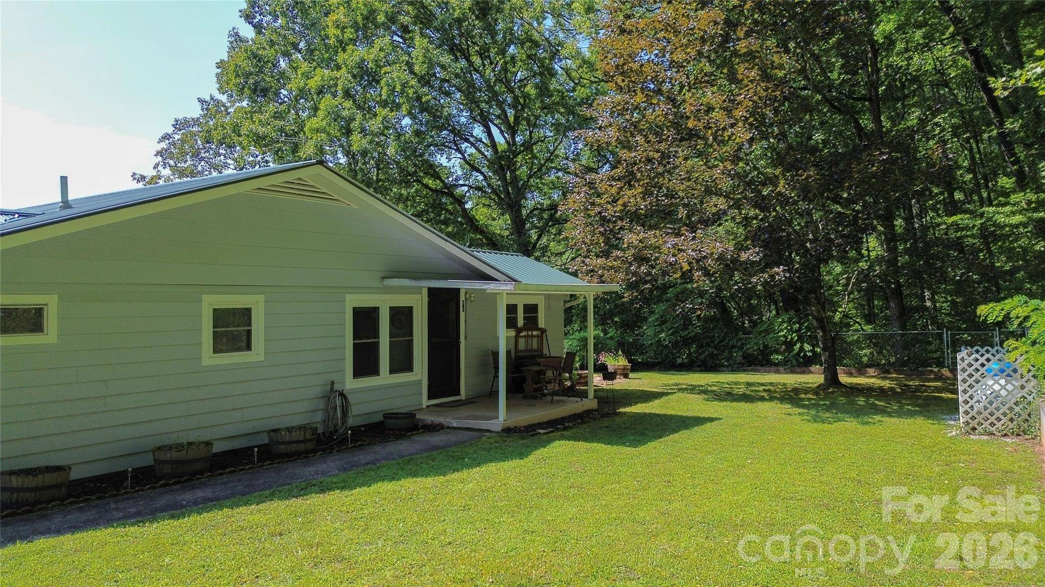 454 Hummingbird LN, Franklin, NC 28734
