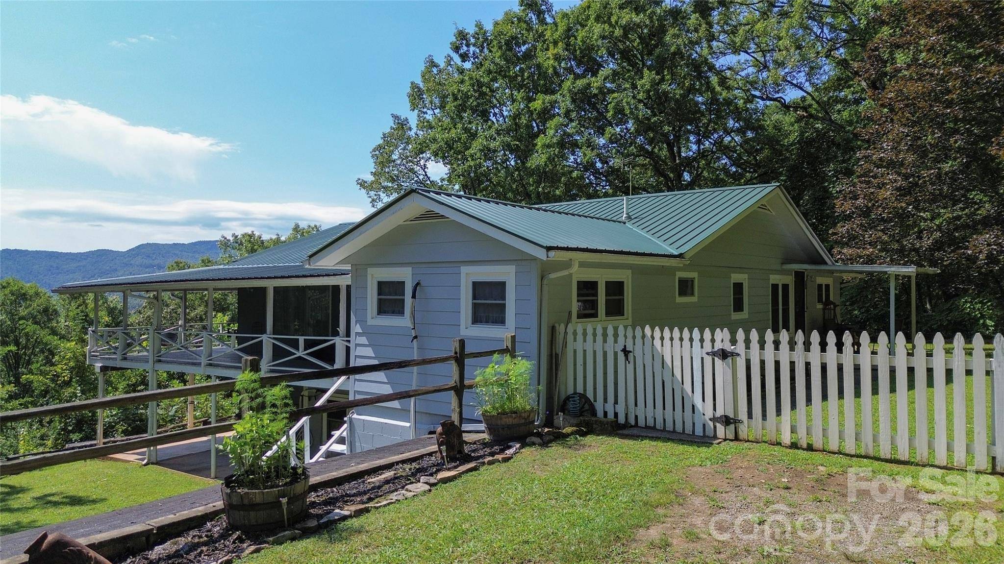 454 Hummingbird LN, Franklin, NC 28734