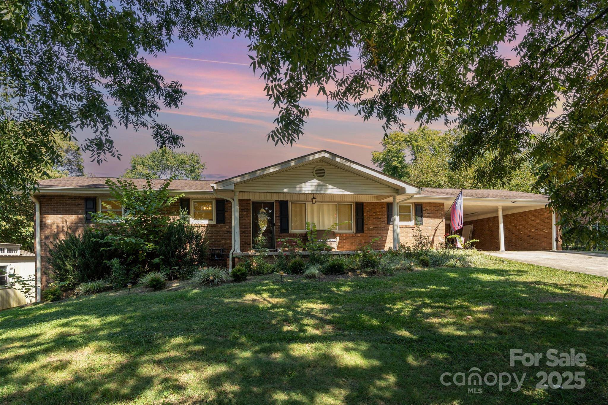 5609 Grace Chapel RD, Hickory, NC 28601