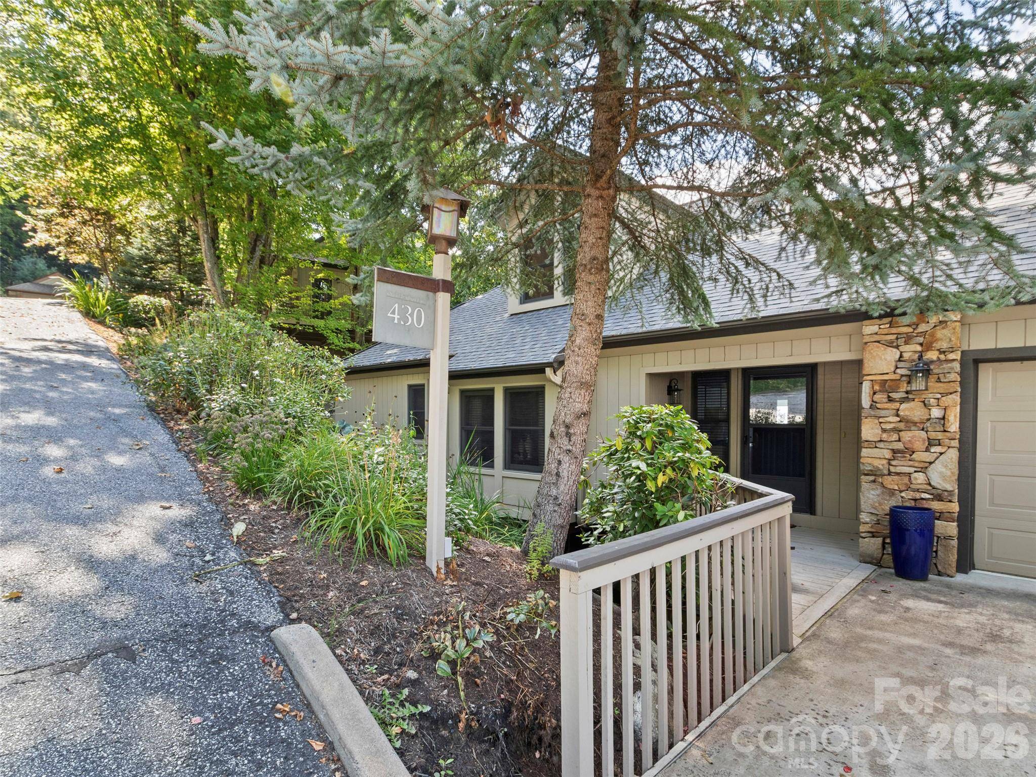 430 Rhododendron LN, Burnsville, NC 28714