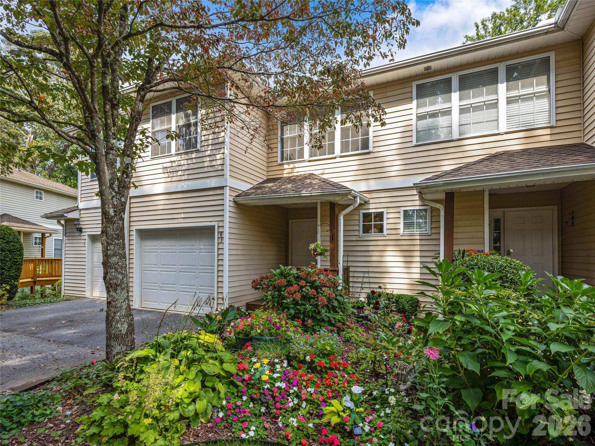 83 Farm LN, Mills River, NC 28759