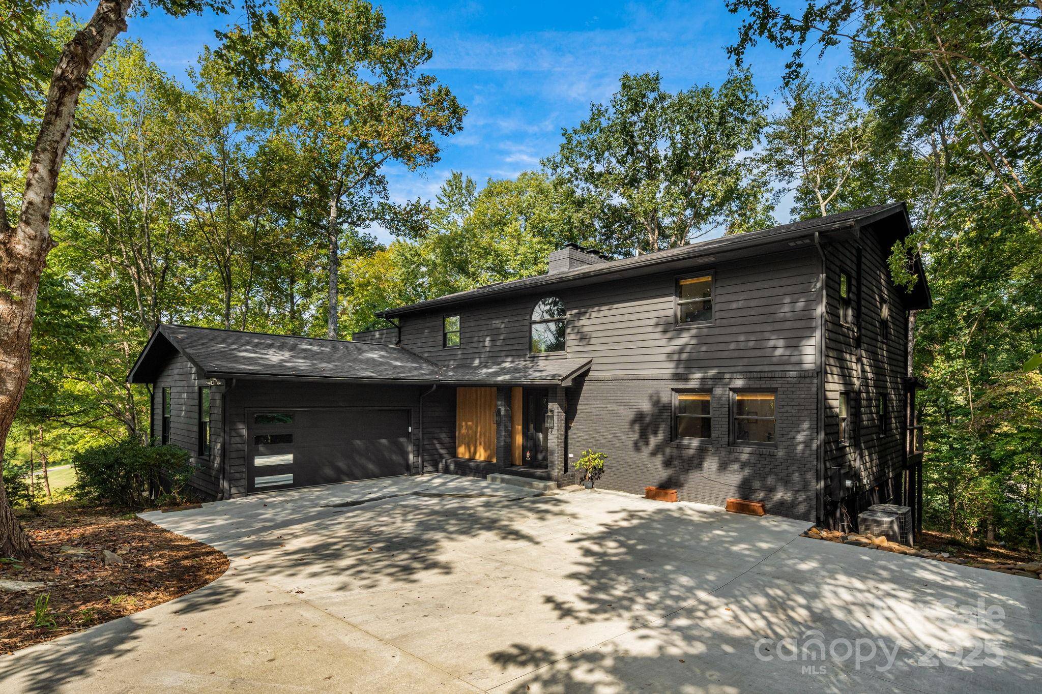 131 Jonadel CT, Lake Lure, NC 28746