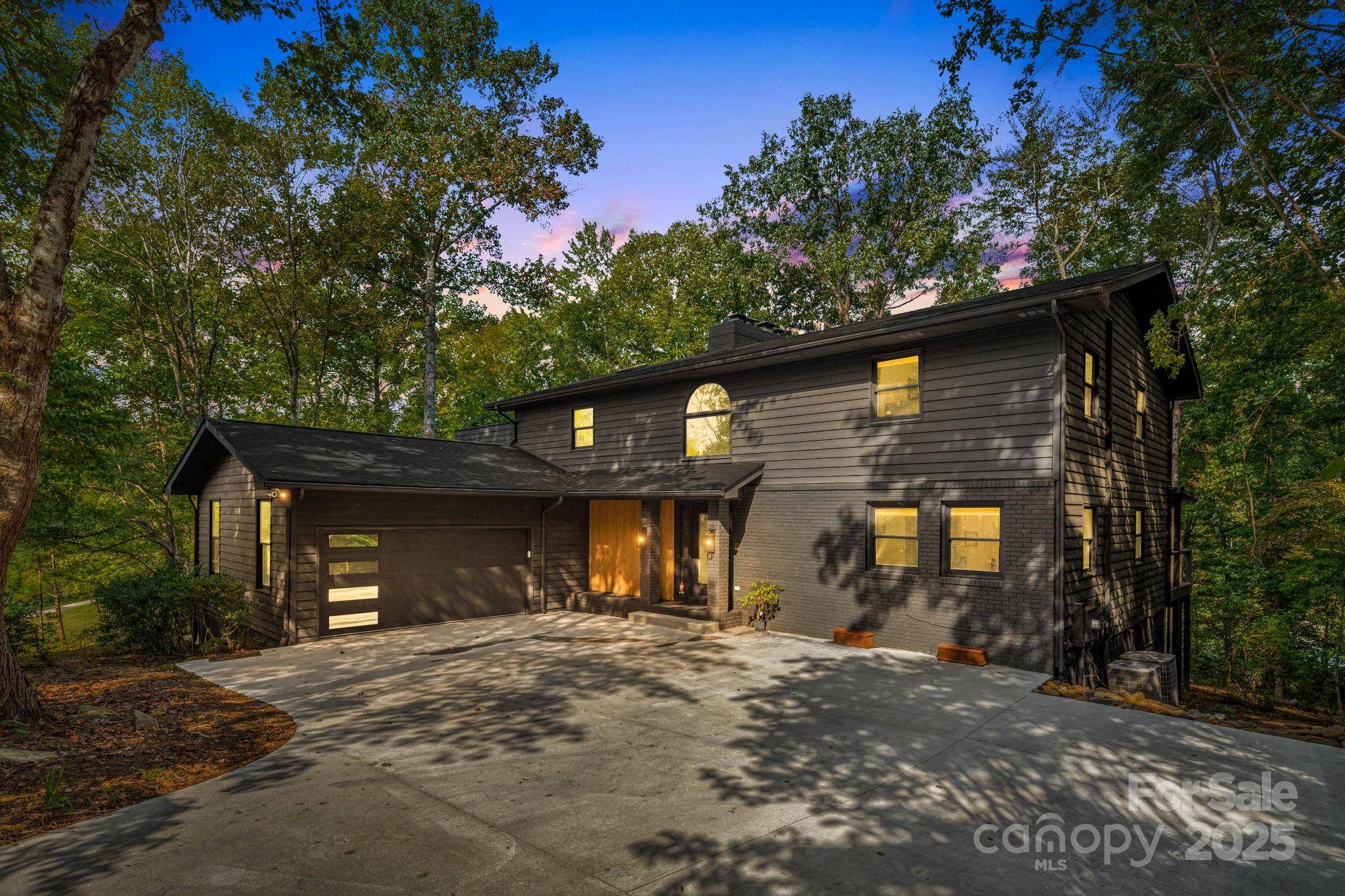 131 Jonadel CT, Lake Lure, NC 28746