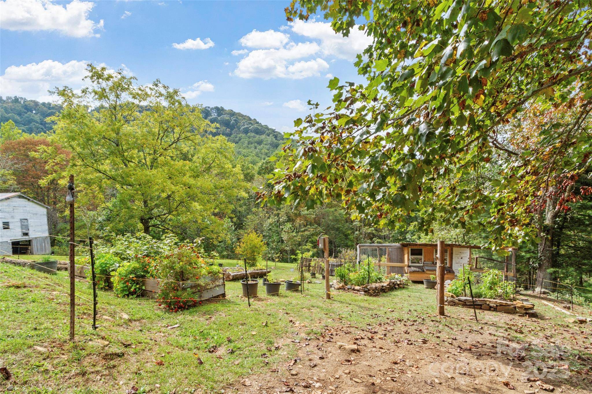 407 Terrell DR, Bakersville, NC 28705
