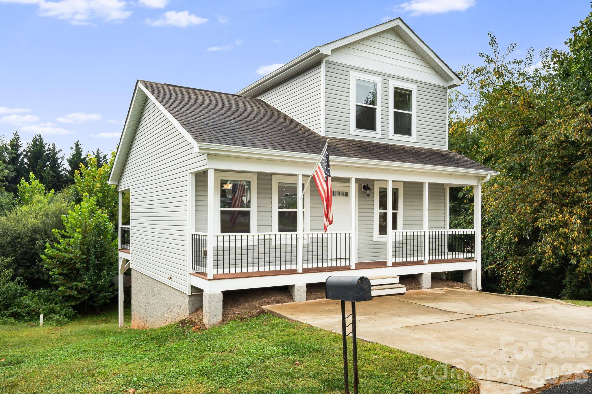 1 Red Clover DR, Candler, NC 28715