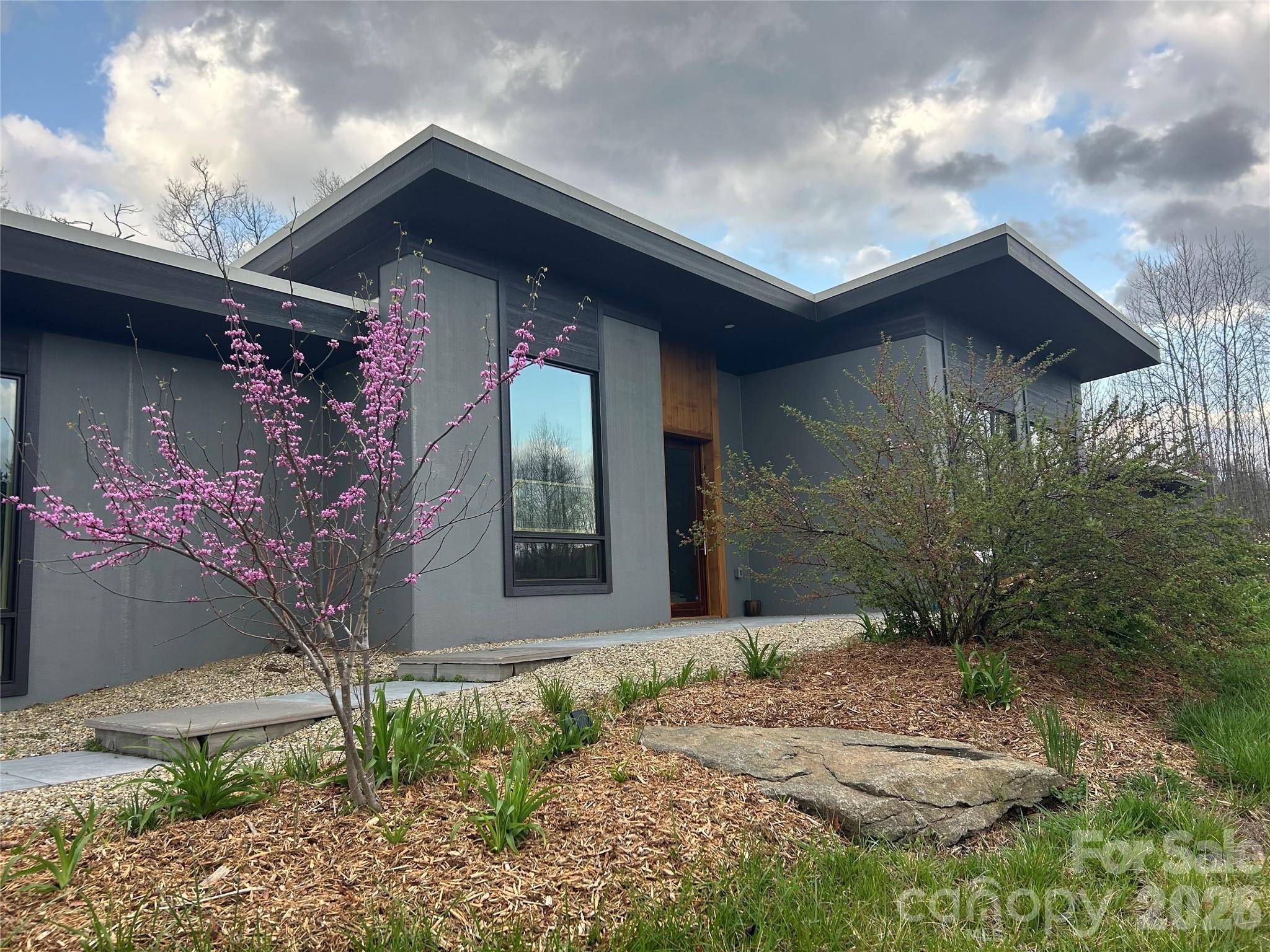 17 Fig Tree LN, Asheville, NC 28803