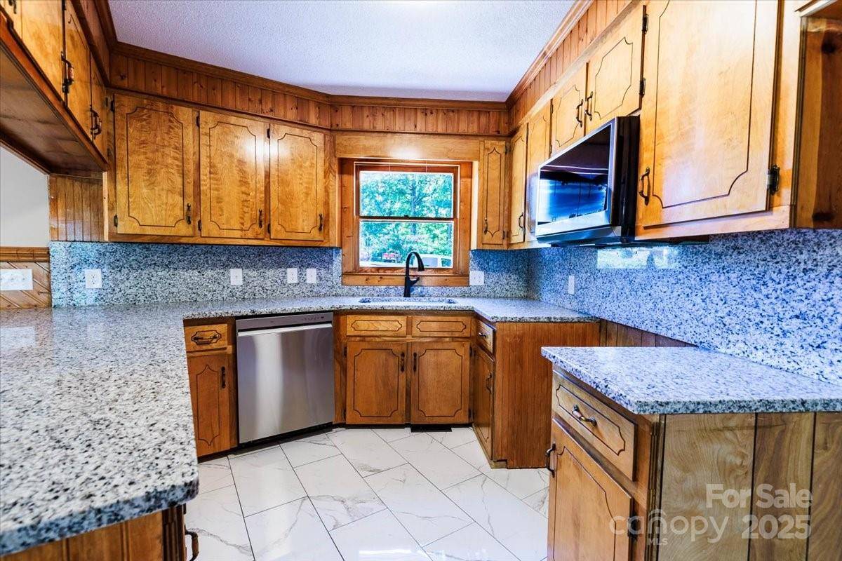200 Lakeview RD, Albemarle, NC 28001