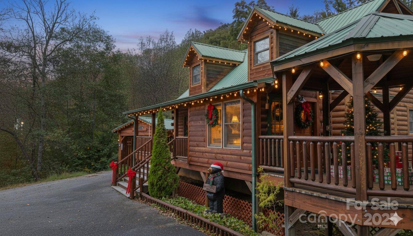 80 Slow LN, Whittier, NC 28789