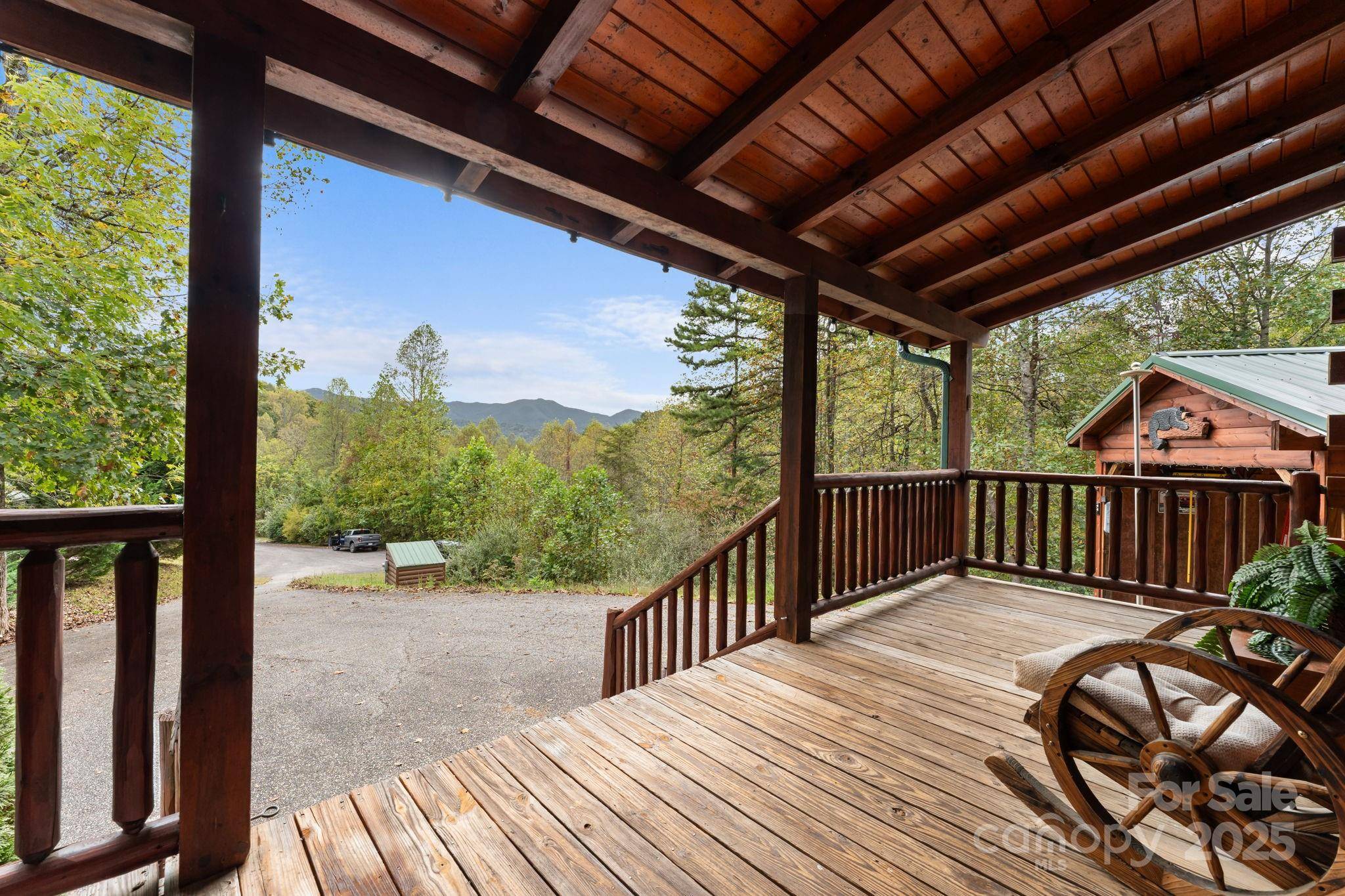 80 Slow LN, Whittier, NC 28789