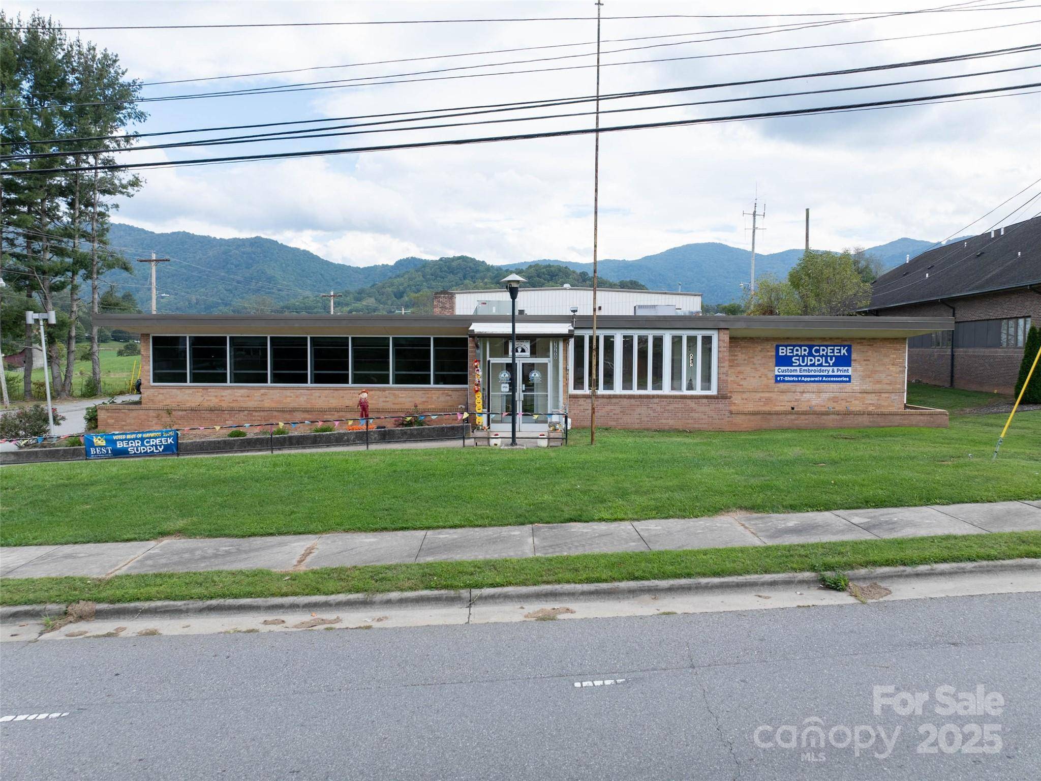 30 New Treads DR, Waynesville, NC 28786