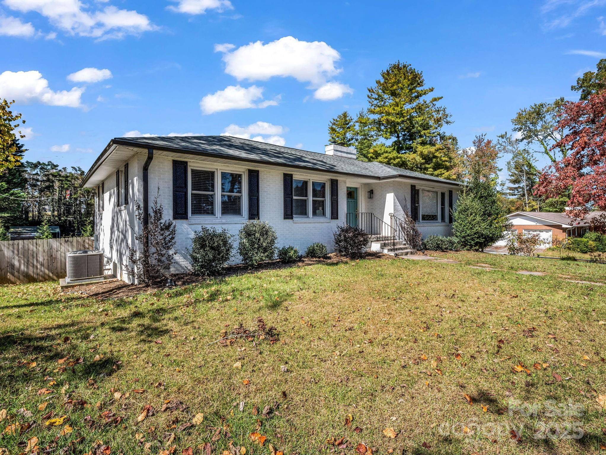 2115 N Stoney View CT, Hendersonville, NC 28792