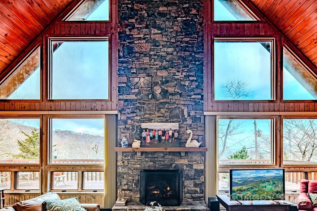 130 Skiway CIR, Beech Mountain, NC 28604